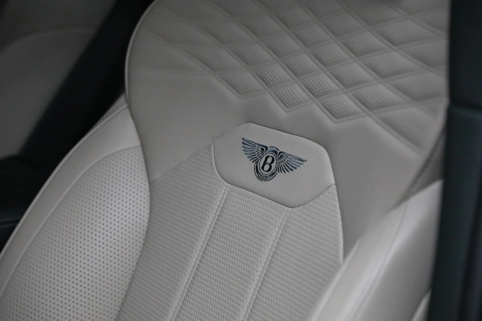 mph019_2108598047_Used_2023_Bentley_Bentayga_EWB_Azure_V8_6fae22371f