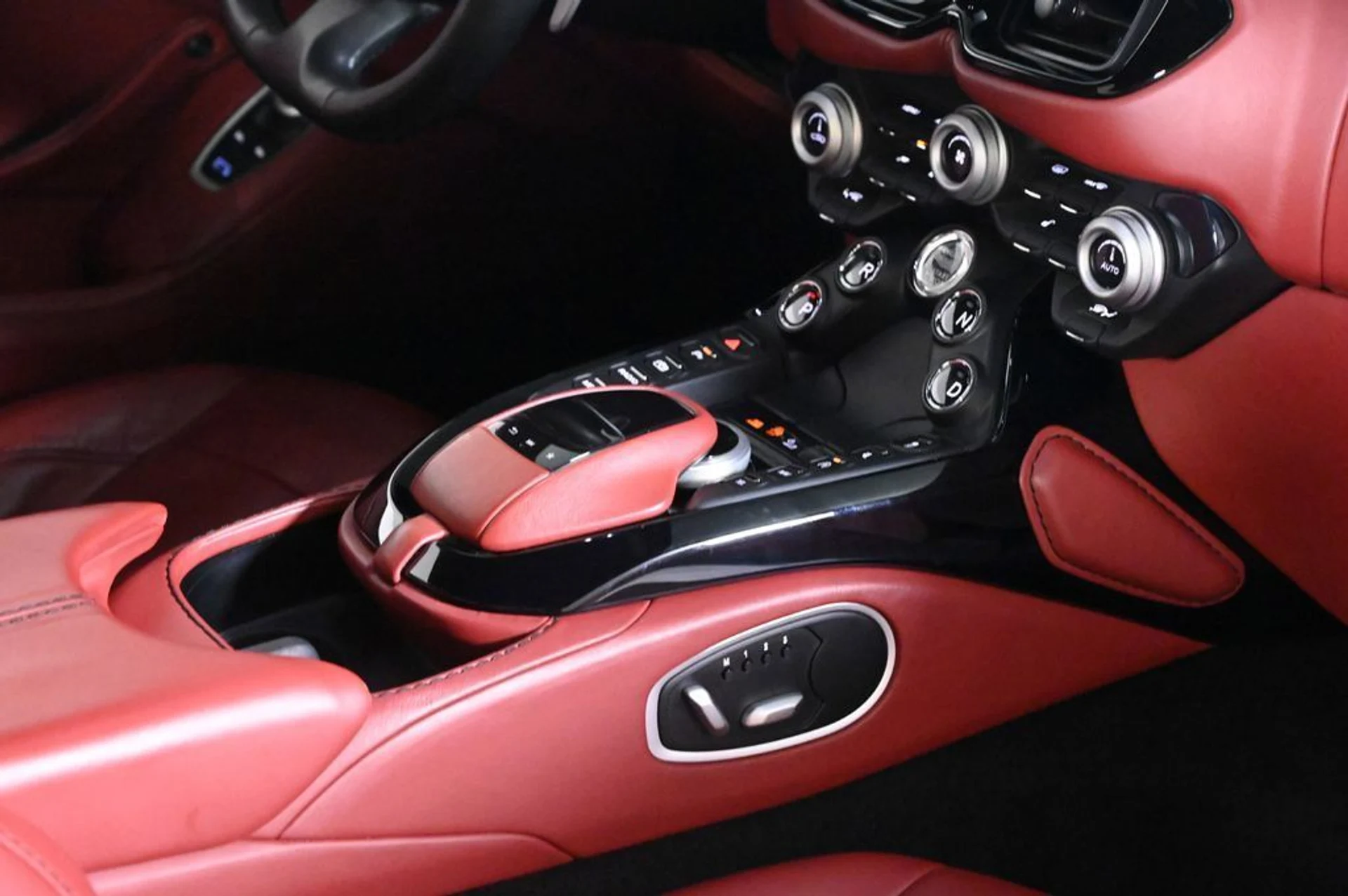 mph019_2129216971_used_2020_aston_martin_vantage_base_11350_23007217_19_1024_b6569c3511