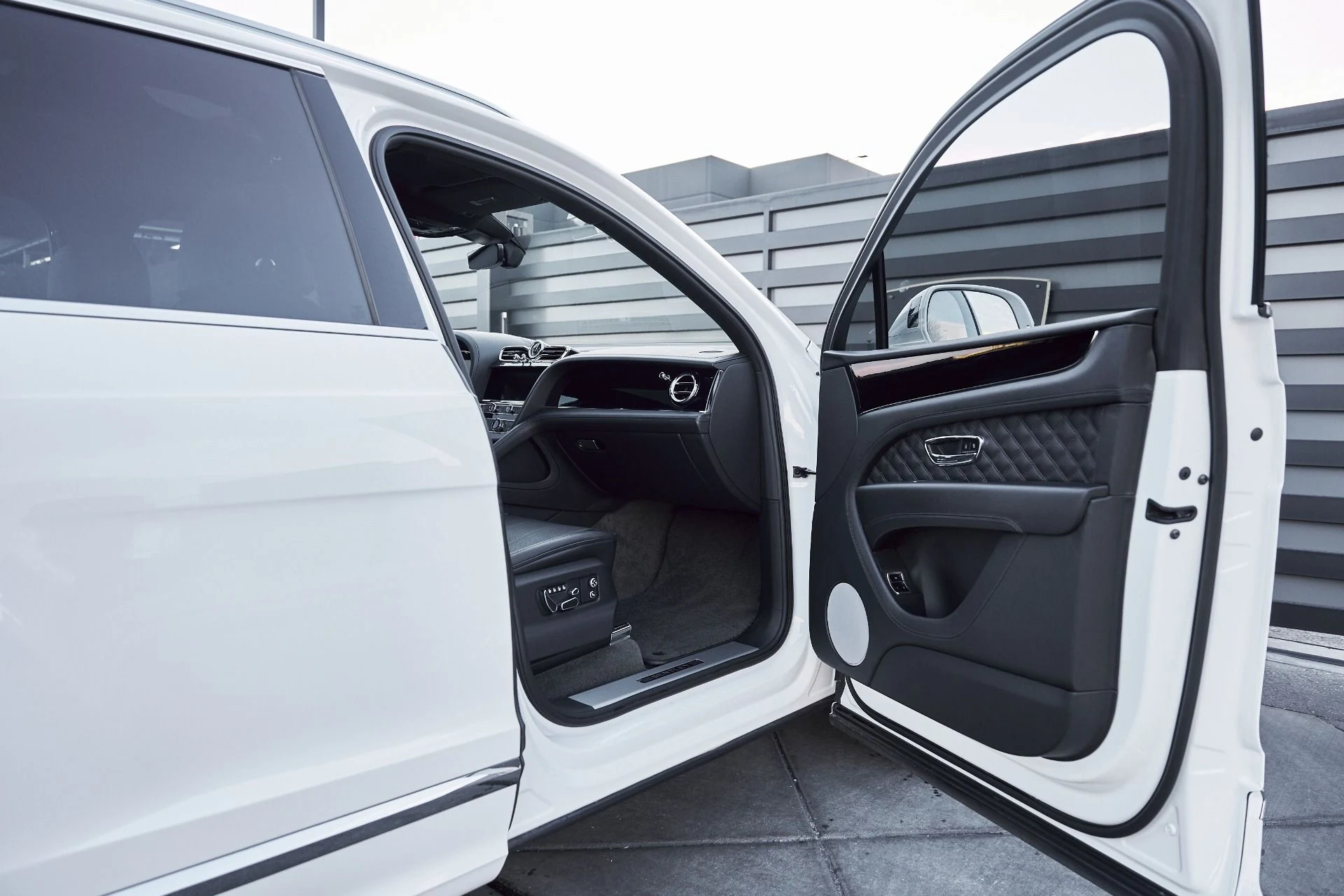 mph019_2133326277_Used_2022_Bentley_Bentayga_V8_1768246111_120ec39000