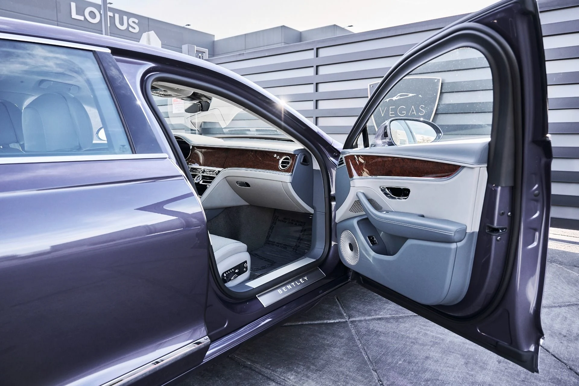 mph019_2137872870_Used_2026_Bentley_Flying_Spur_V8_1775613265_8c828fffe3