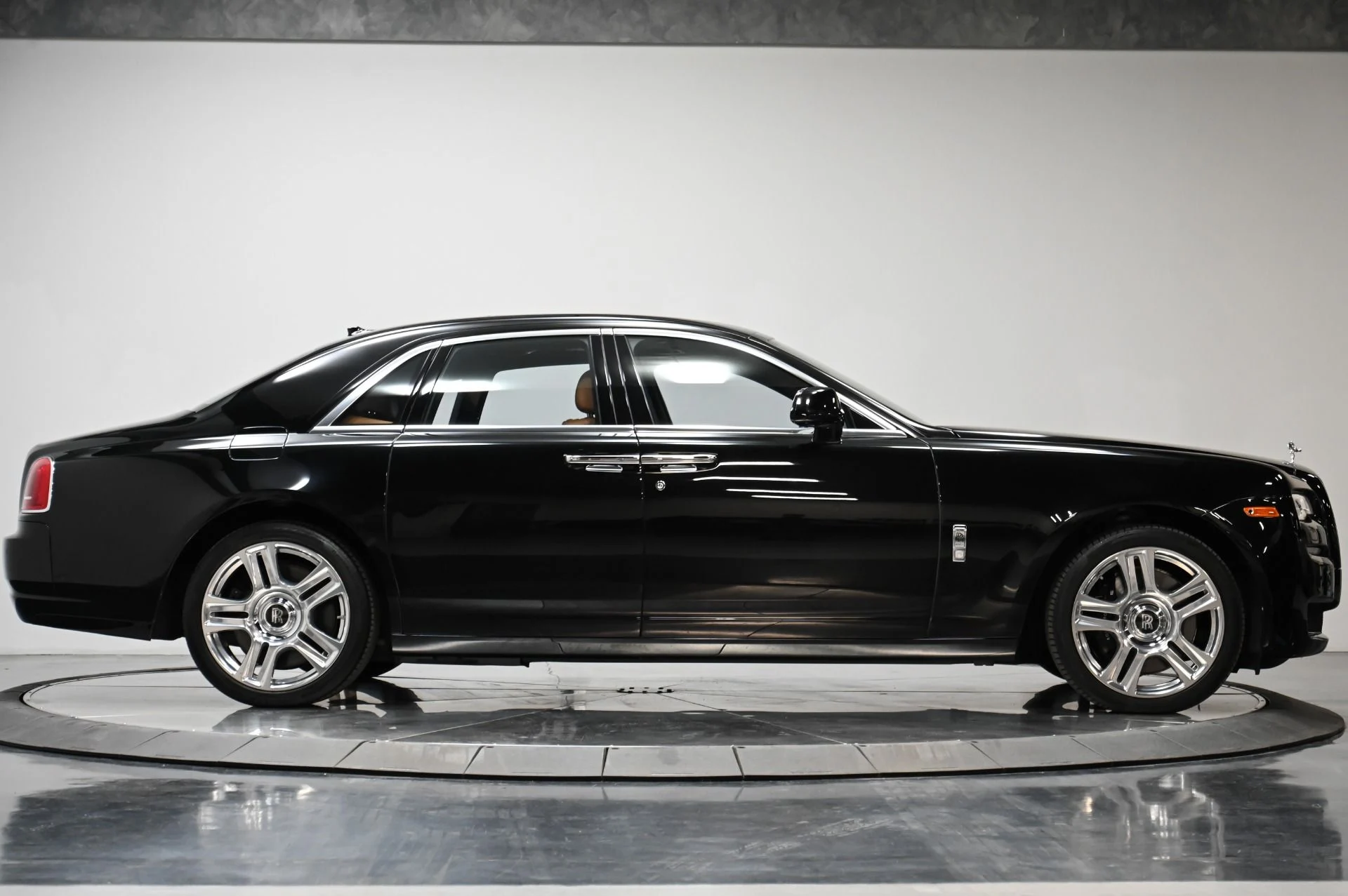 mph019_2154452216_Used_2015_Rolls_Royce_Ghost_Base_1723921602_b1580af57c