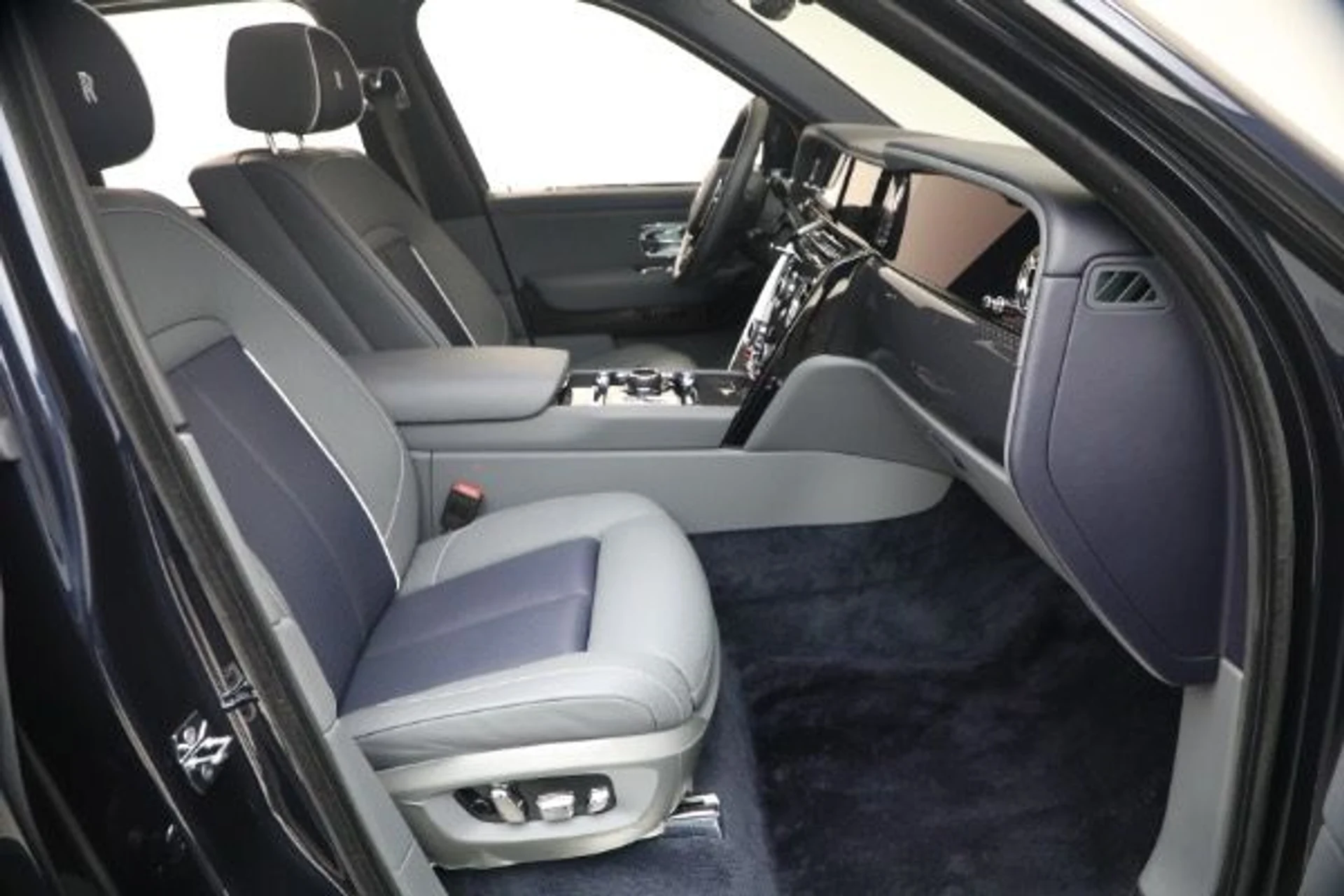 mph019_2157455734_Used_2025_Rolls_Royce_Black_Badge_Cullinan_02d616c472