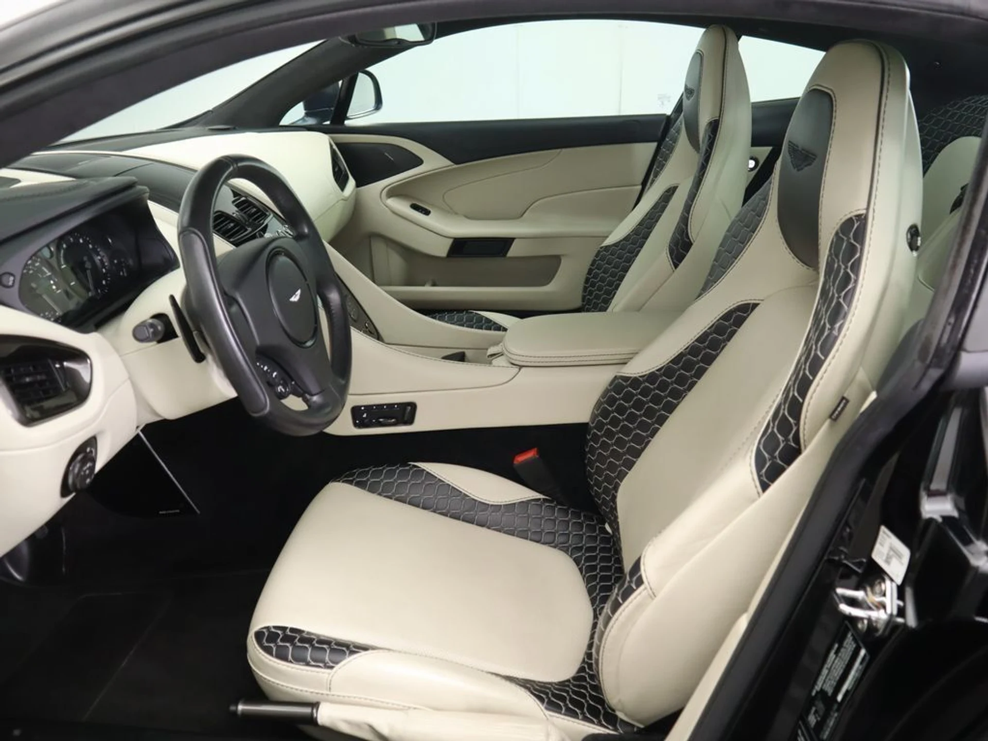 mph019_2161901279_used_2015_aston_martin_vanquish_2drcoupe_8119_22944423_20_1024_e0248ff4ba