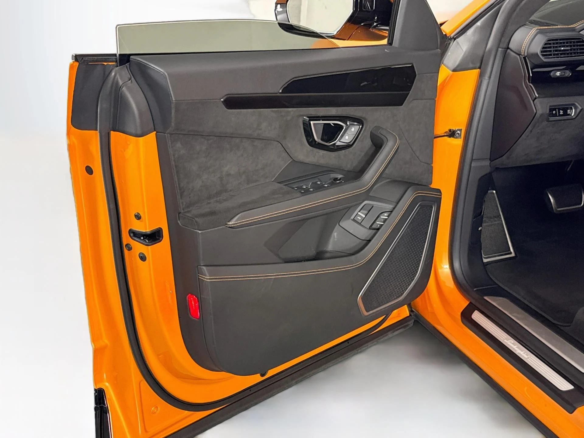 mph019_2163514906_Used_2022_Lamborghini_Urus_1790289765_6172ad8b05