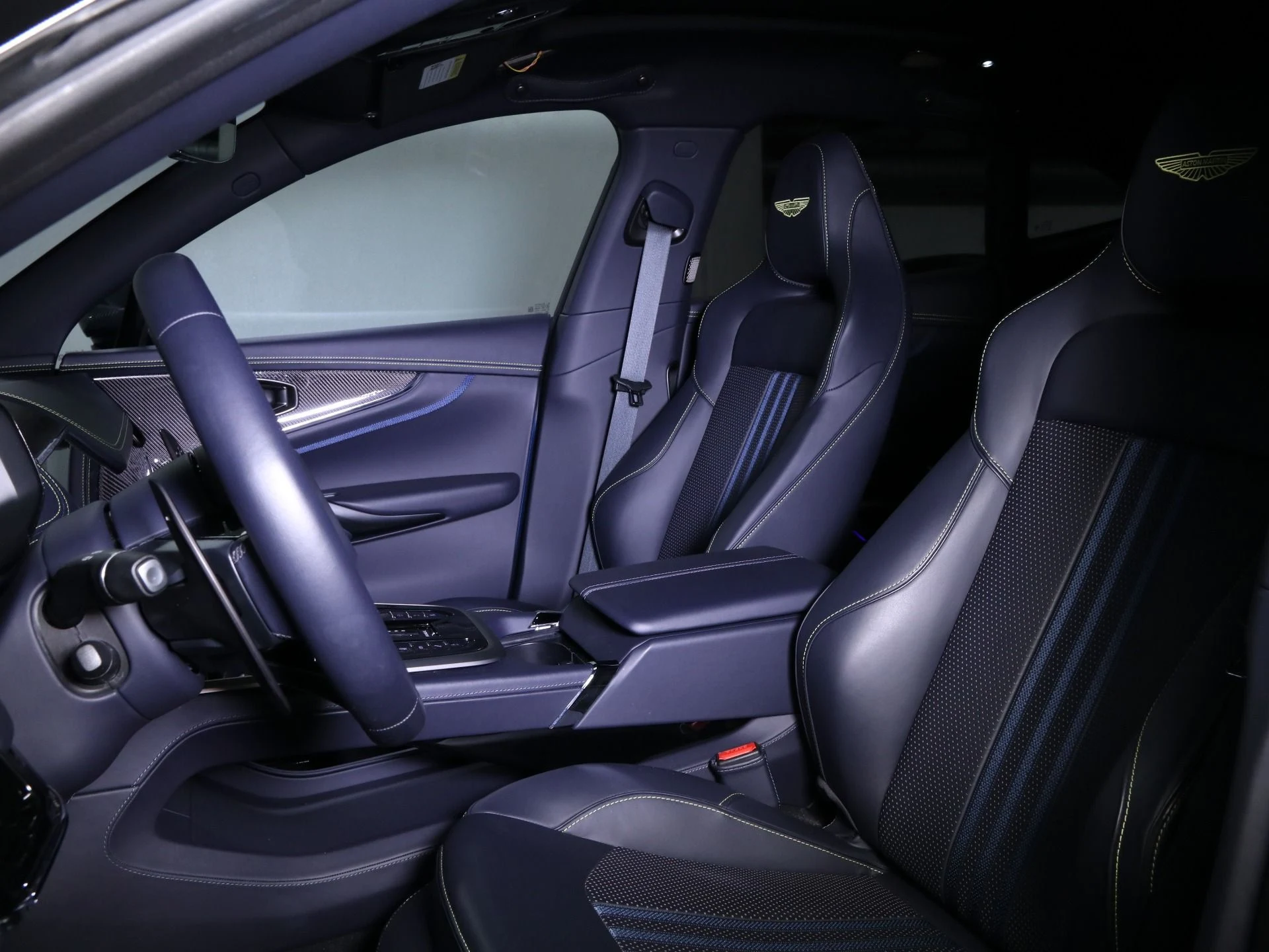 mph019_2167123333_Used_2025_Aston_Martin_DBX_707_1758482784_a26865717f