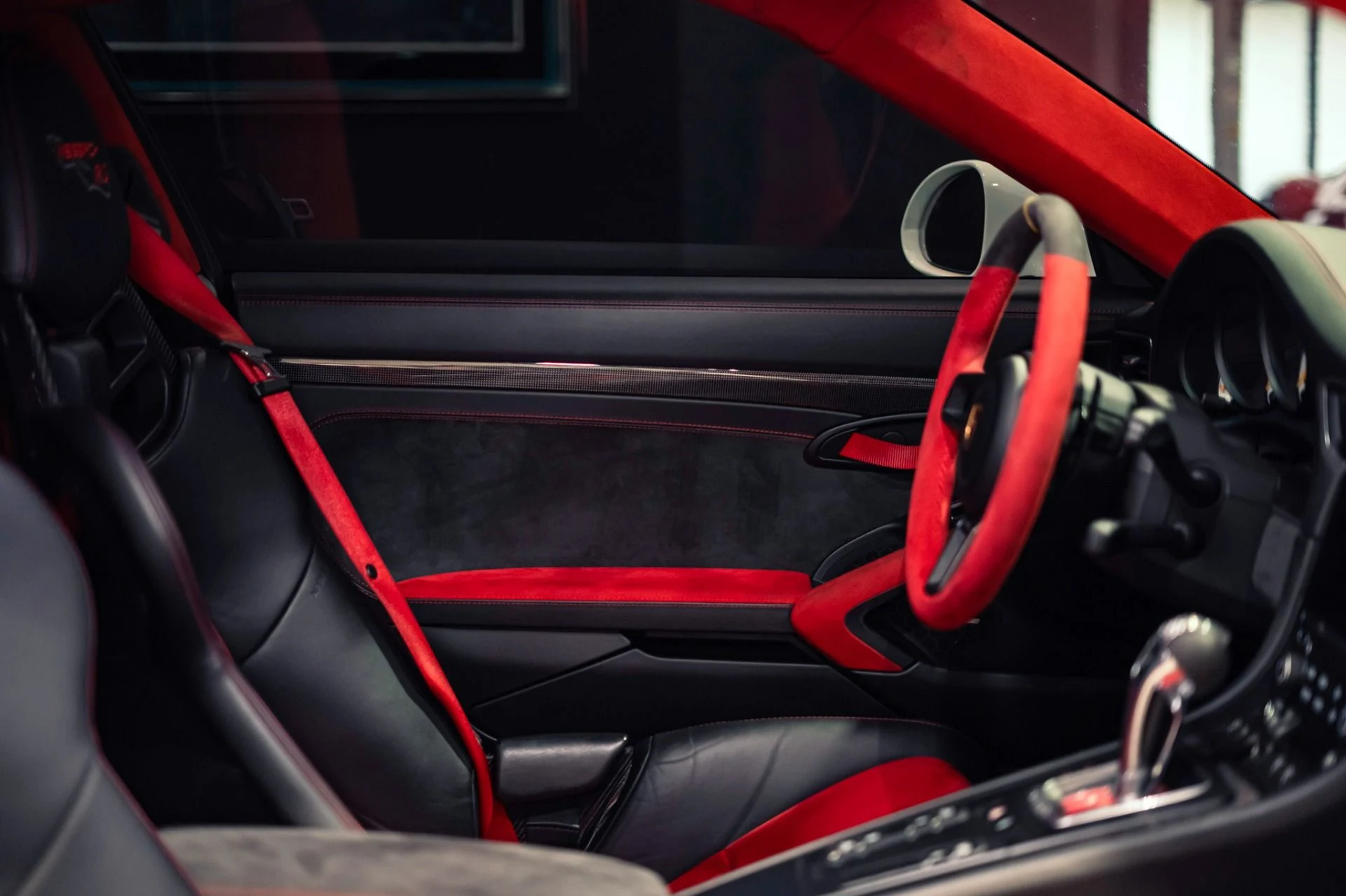 mph019_2171049322_Used_2018_Porsche_911_GT_2_RS_1777474085_bdcc61d534