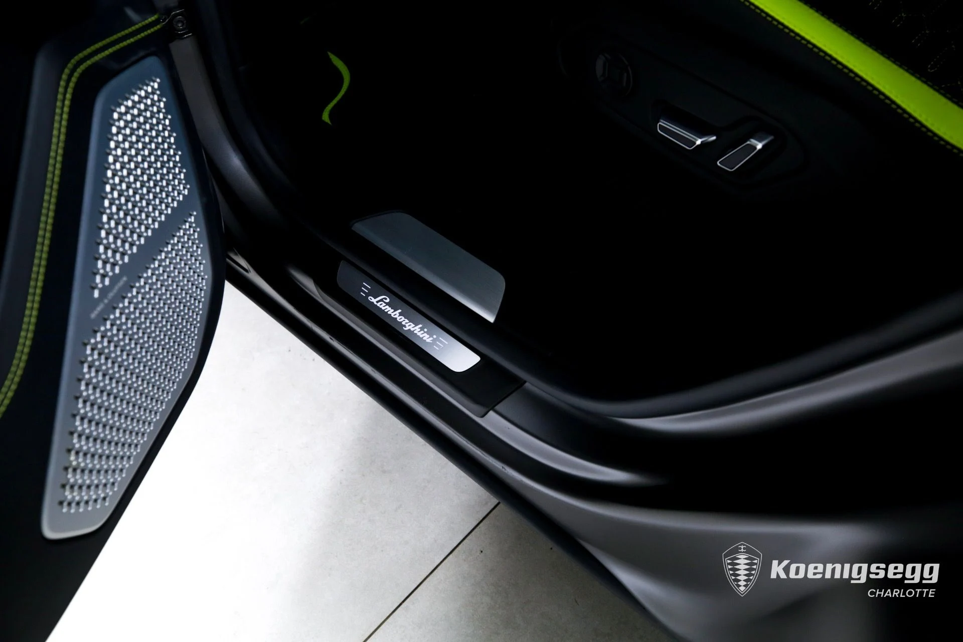 mph019_2177276032_Used_2022_Lamborghini_Urus_GRAPHITE_CAPSULE_1761055774_fd57ac6f2a