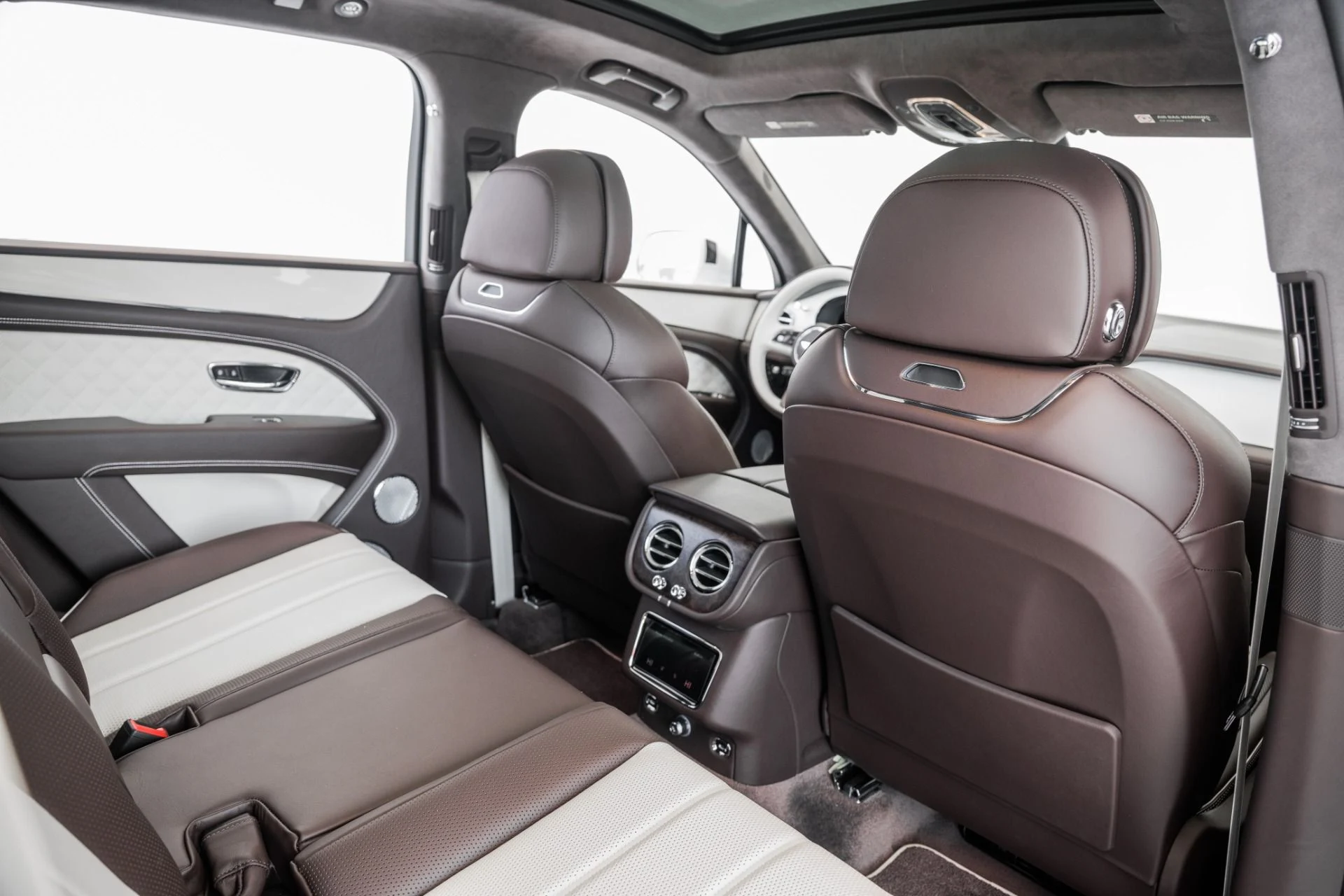 mph019_2183461214_Used_2023_Bentley_Bentayga_Azure_1673896464_1692b13655