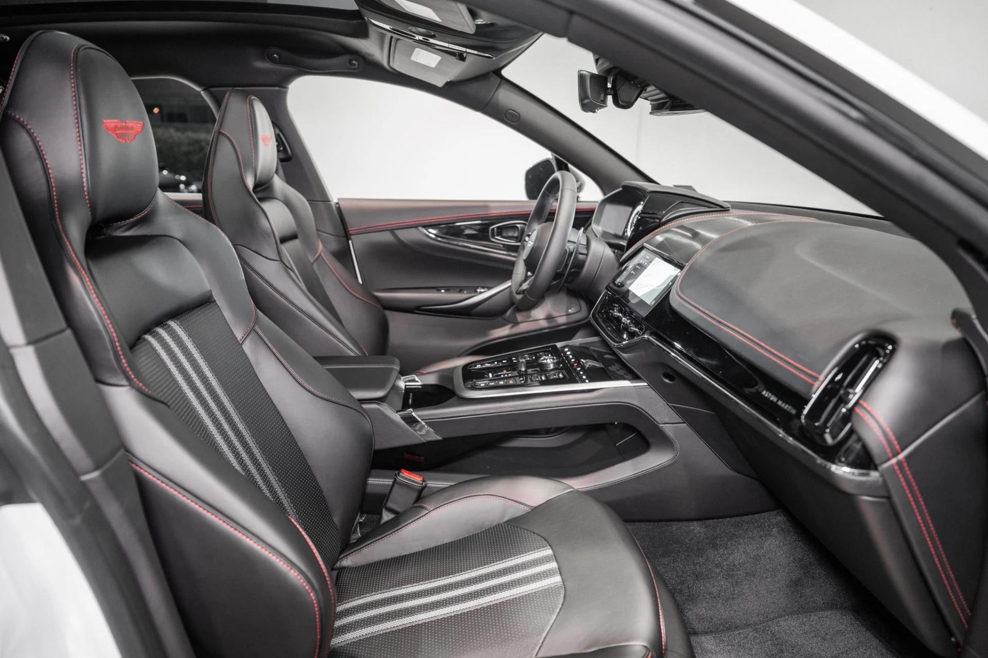 mph019_2188353538_New_2026_Aston_Martin_DBX_707_1765217762_d0c060cd5c