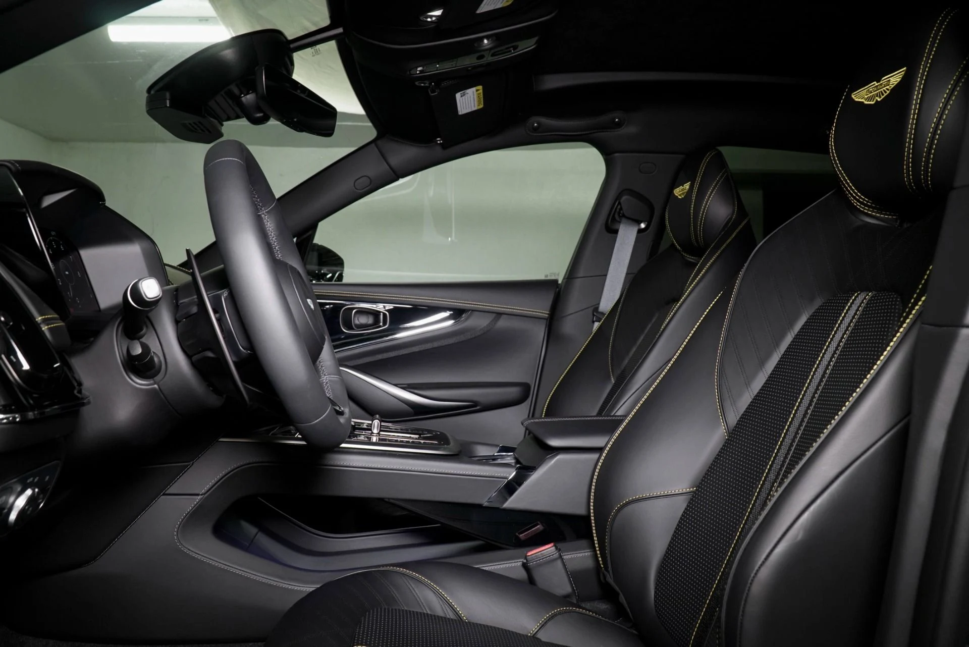 mph019_2189631339_New_2026_Aston_Martin_DBX_707_1771009088_7bf17d936e