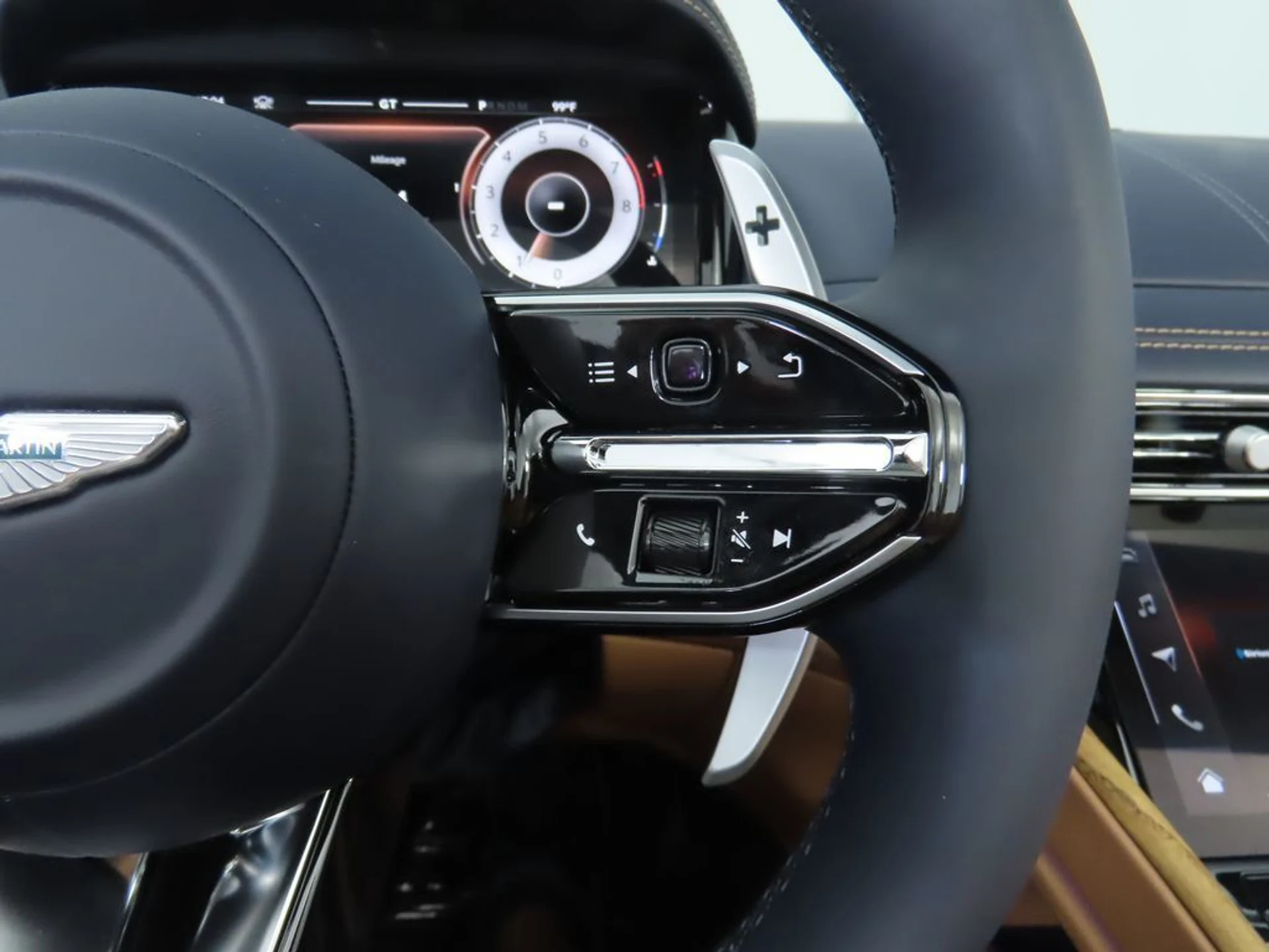 mph019_2190563791_used_2026_aston_martin_db12_volante_8119_23037586_20_1024_8bf5220018