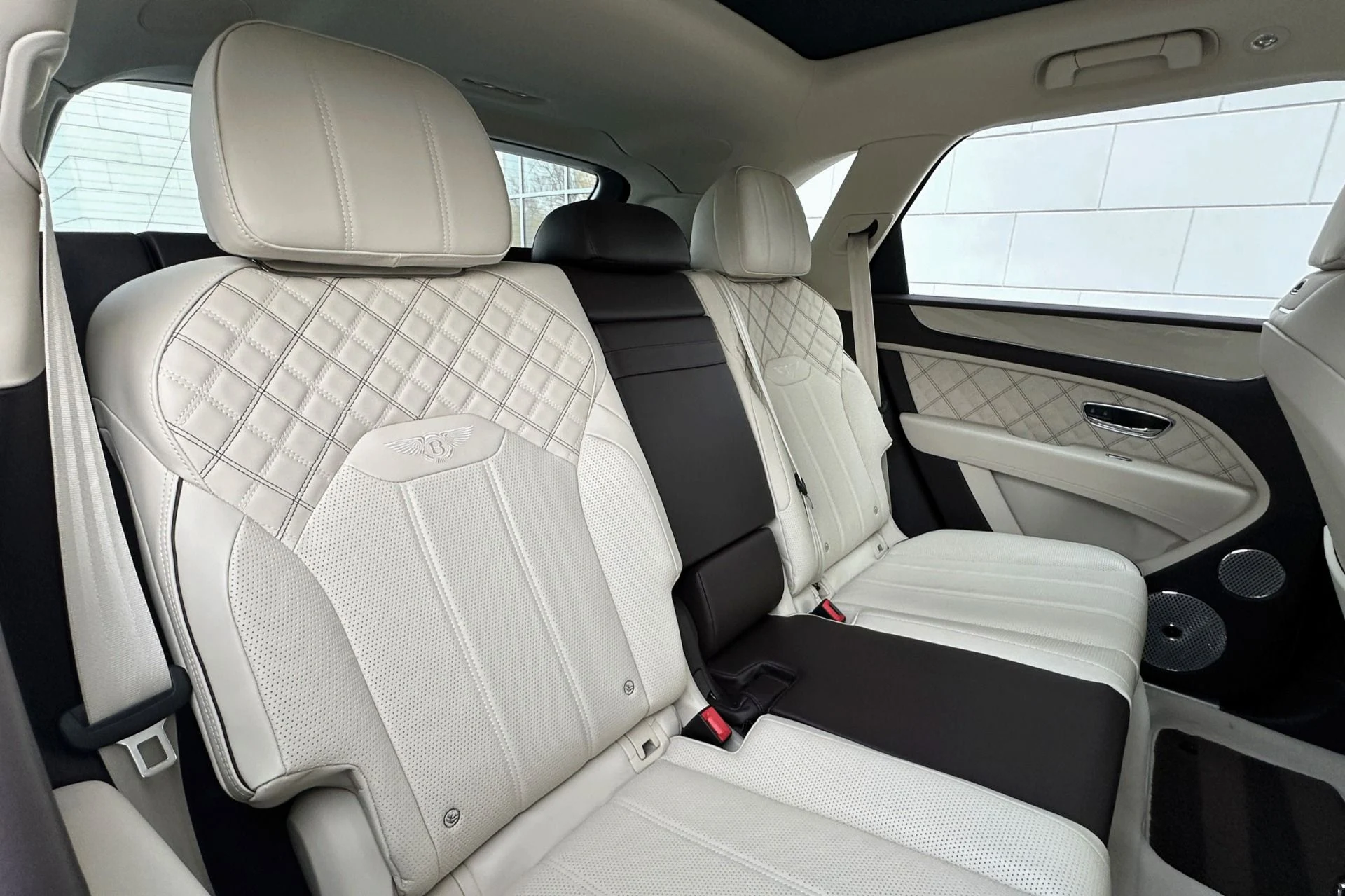 mph019_2243601583_Used_2022_Bentley_Bentayga_V8_1767989302_30c3030146