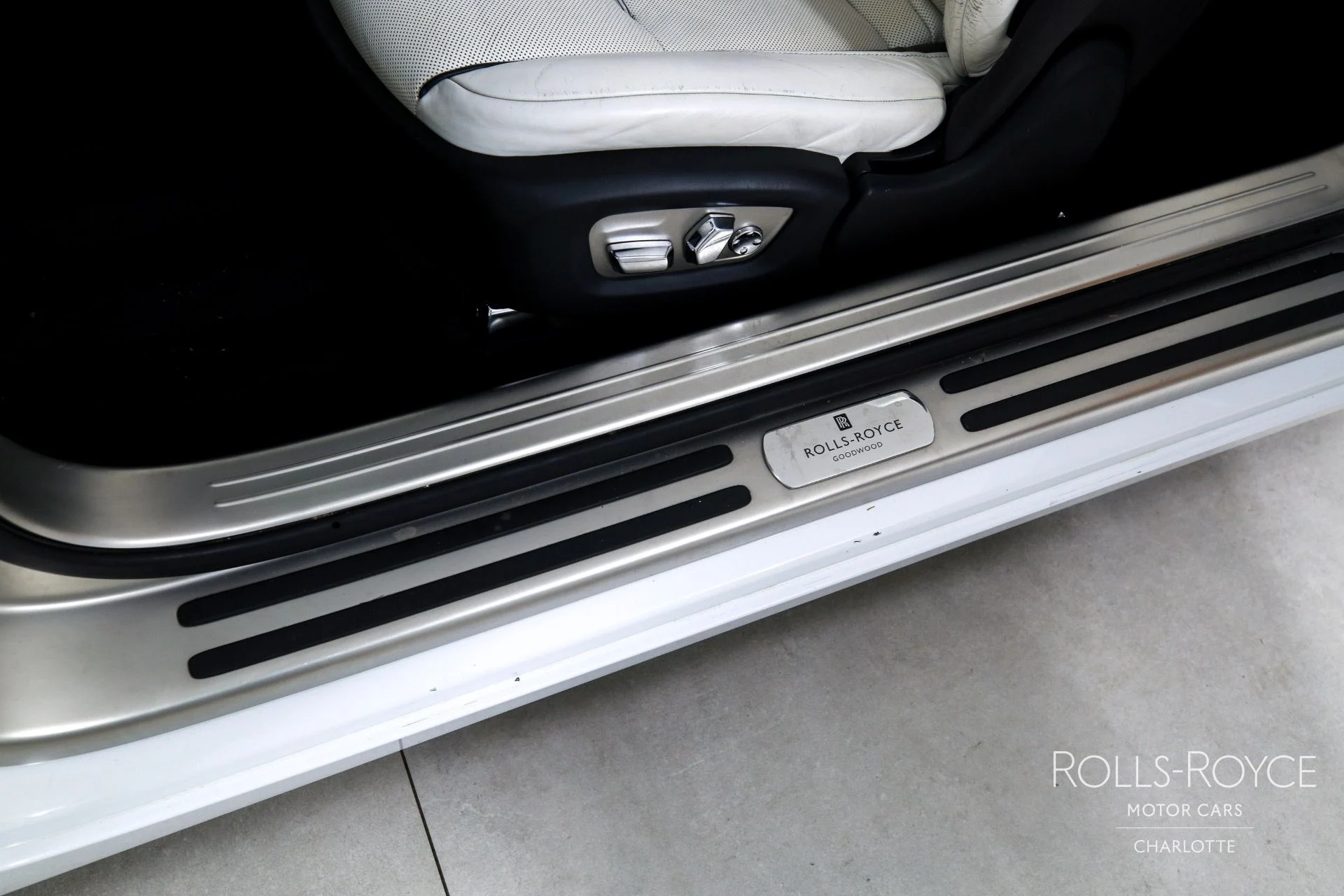 mph019_2267136524_Used_2019_Rolls_Royce_Dawn_1750192596_55ee6c1bc6