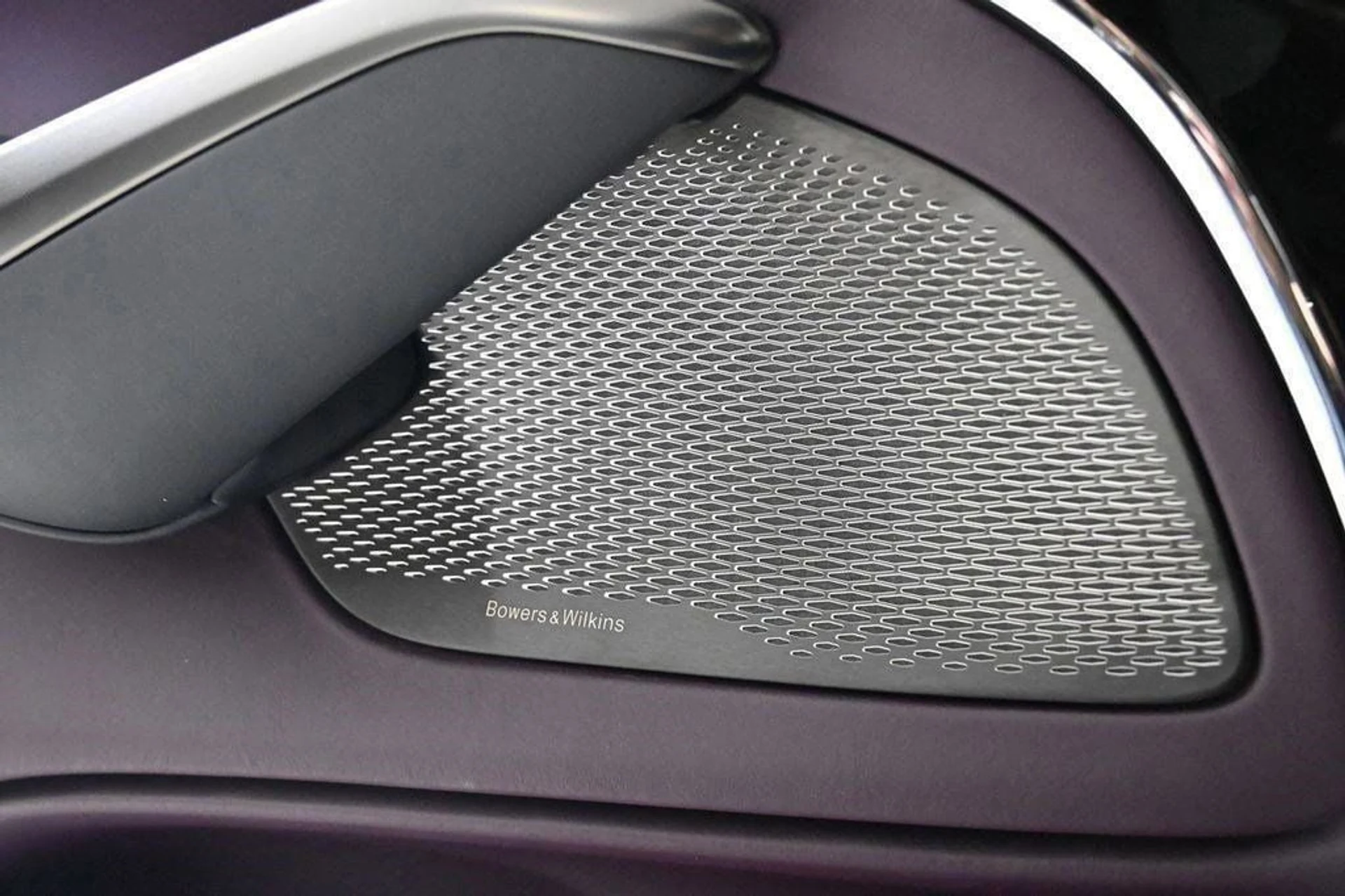 mph019_2290993045_new_2025_aston_martin_dbx_707awd_11350_22854661_19_1024_c3c0feb289