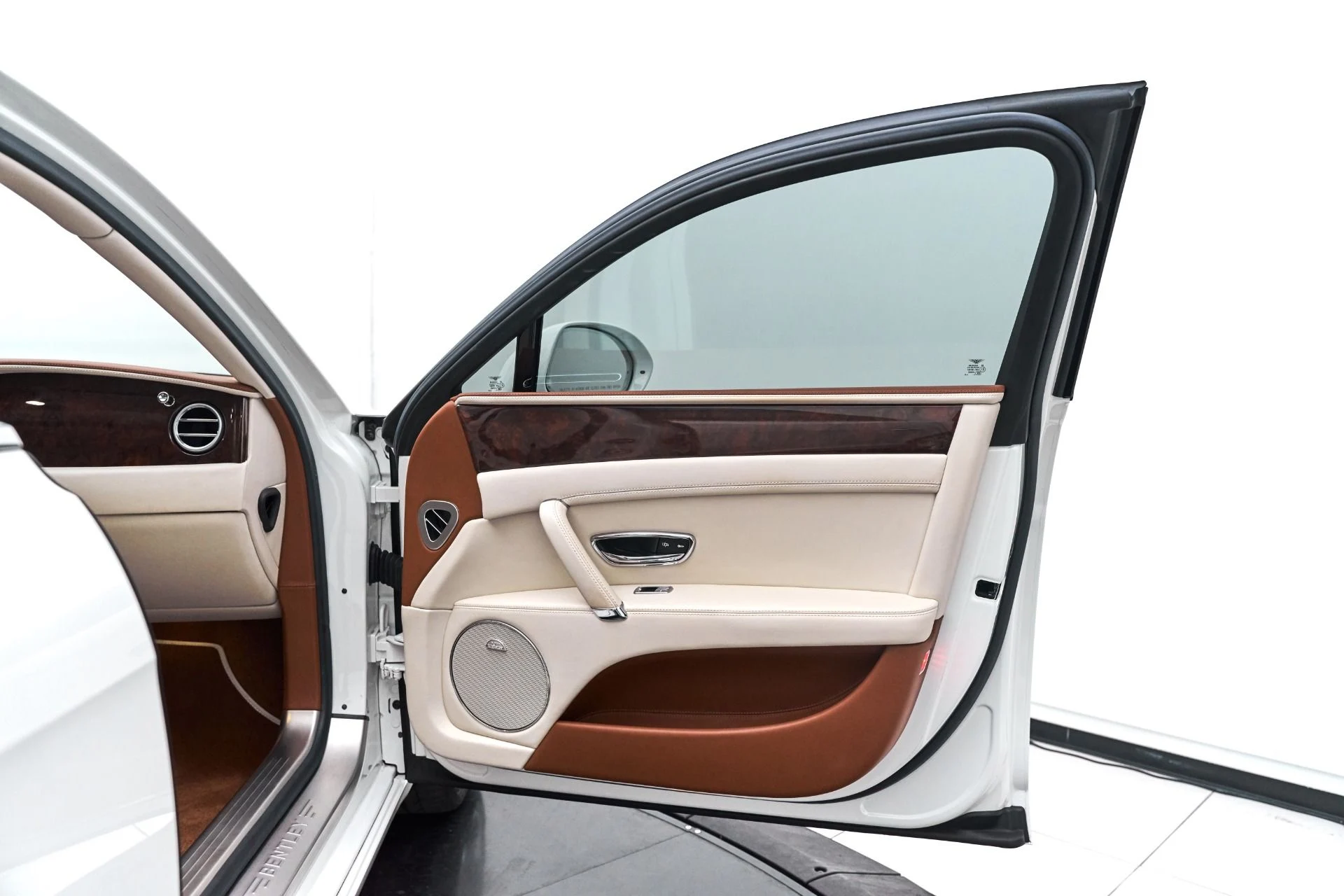 mph019_2299538885_Used_2015_Bentley_Flying_Spur_V8_1615575338_be01a7c5e4