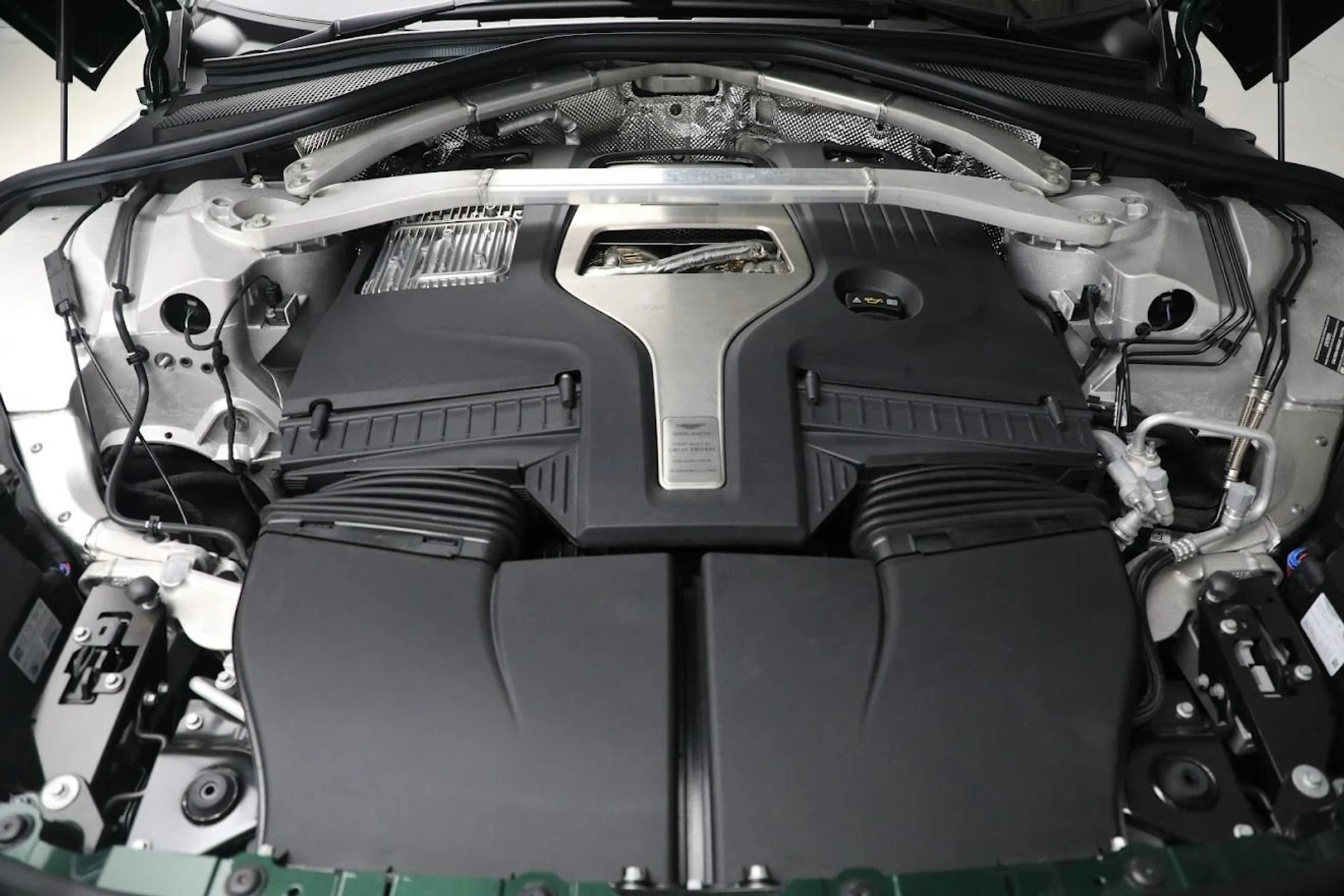mph019_2325862565_Used_2023_Aston_Martin_DBX_1685647271_456c0208fa
