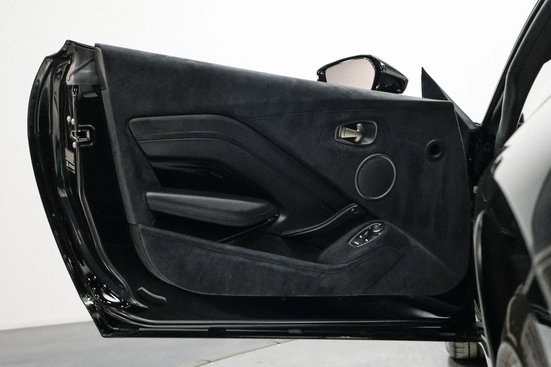 mph019_2329197201_Used_2019_Aston_Martin_Vantage_1760536452_a3a45be6cf
