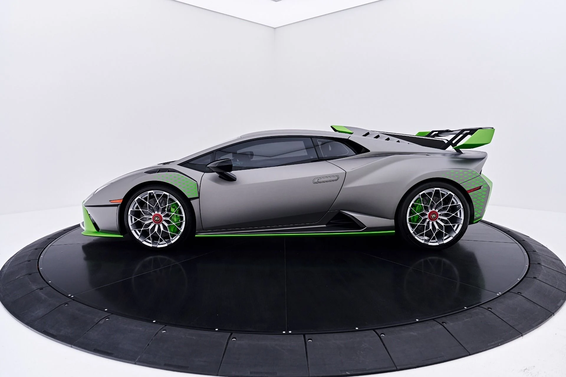mph019_2335438063_Used_2023_Lamborghini_Huracan_STO_Base_1784576238_29d926b9c9