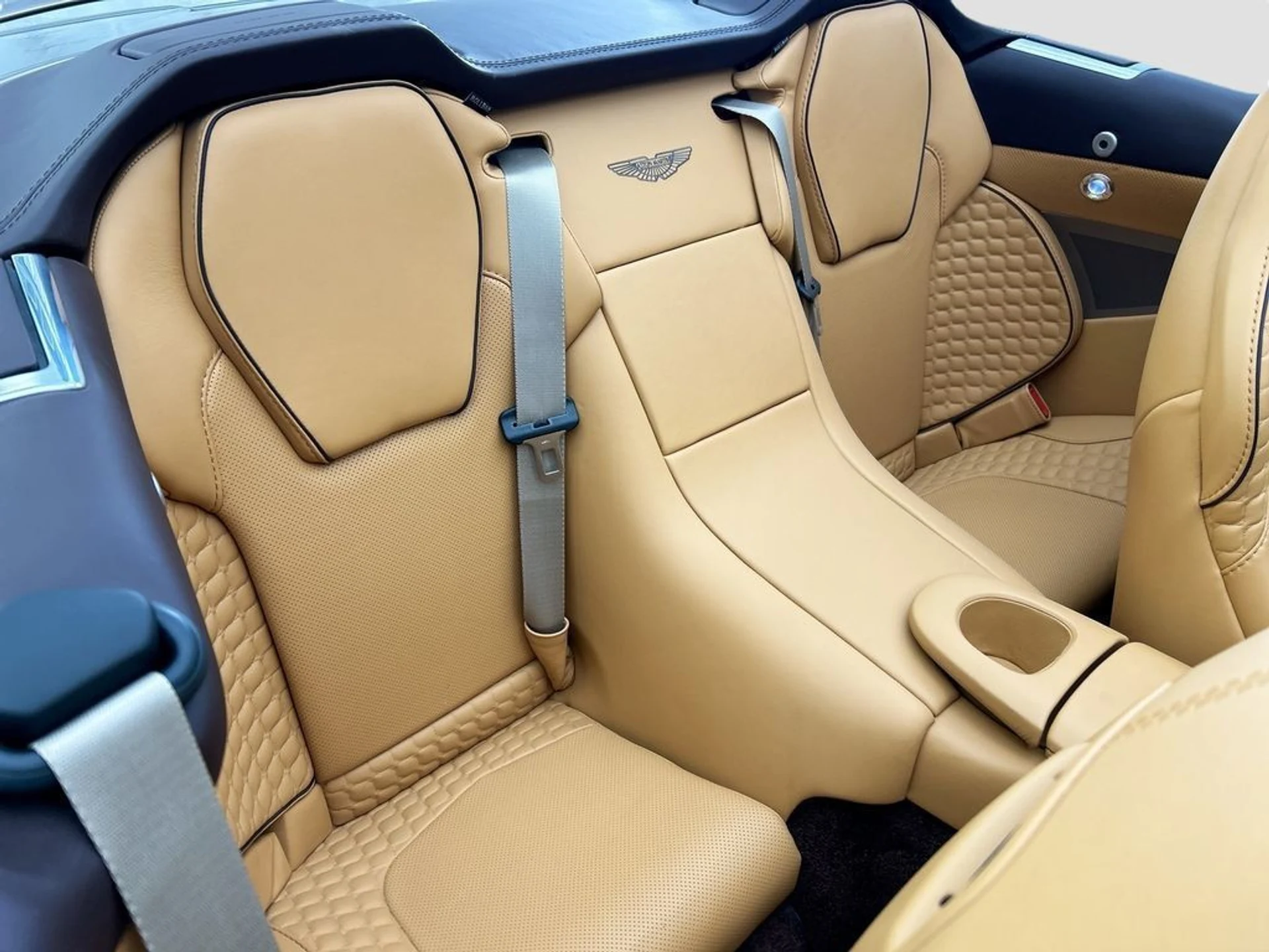 mph019_2336320885_used_2017_aston_martin_vanquish_volante_8119_22986074_20_1024_ba6e7d041f