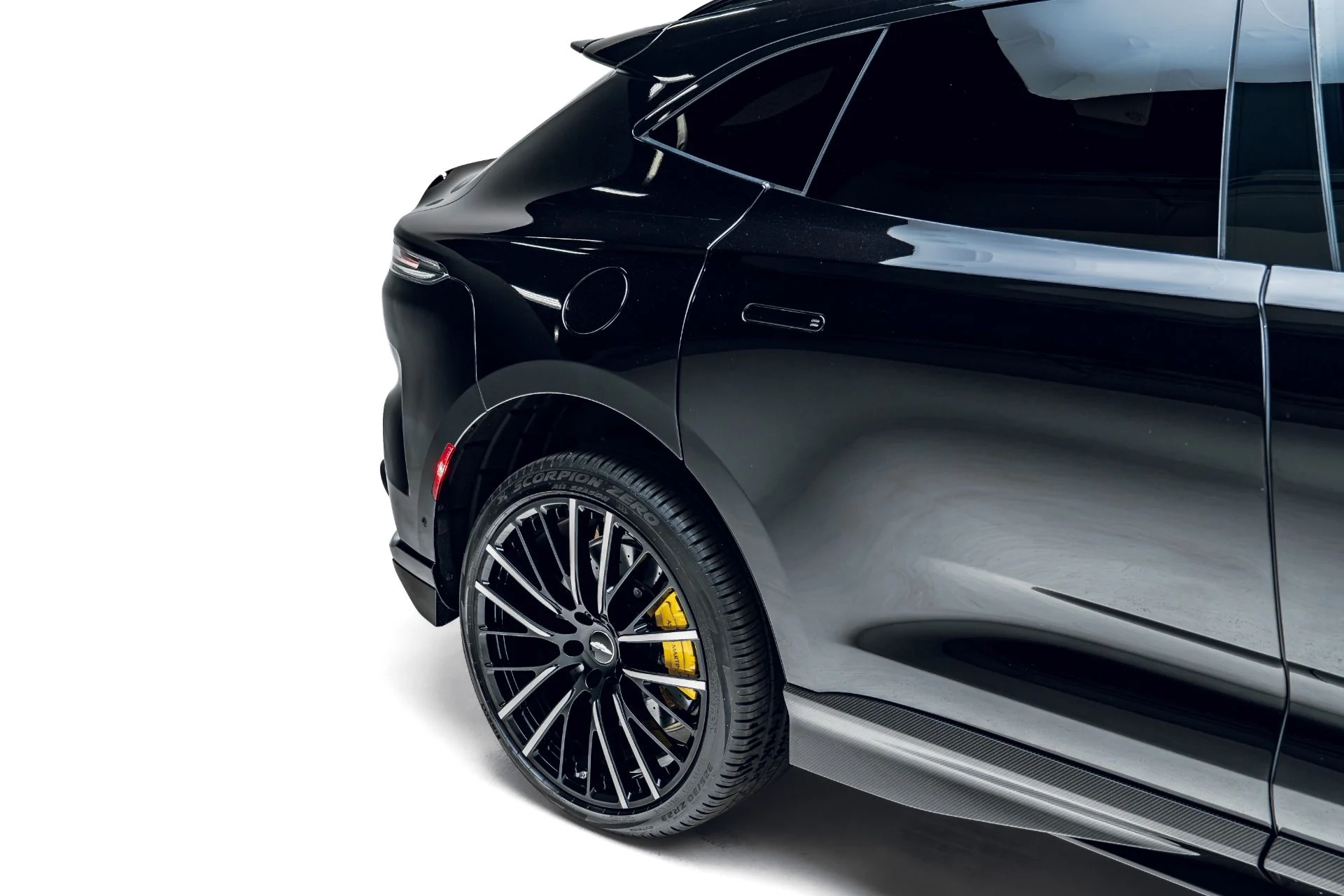 mph019_2340744259_Used_2023_Aston_Martin_DBX_707_1782930743_72048bcc5f