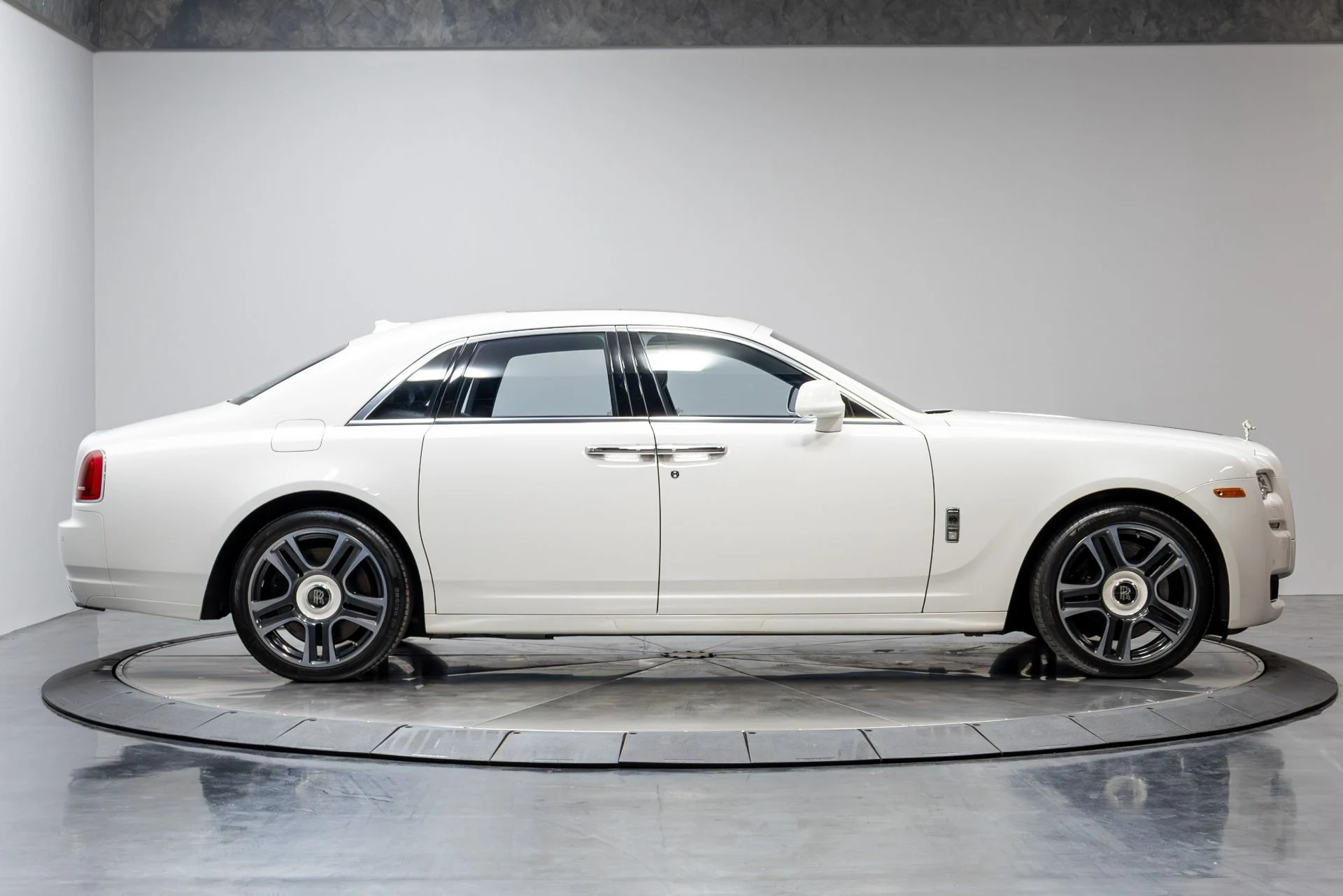 mph019_2351686885_Used_2016_Rolls_Royce_Ghost_1775019332_8ffcc241fb