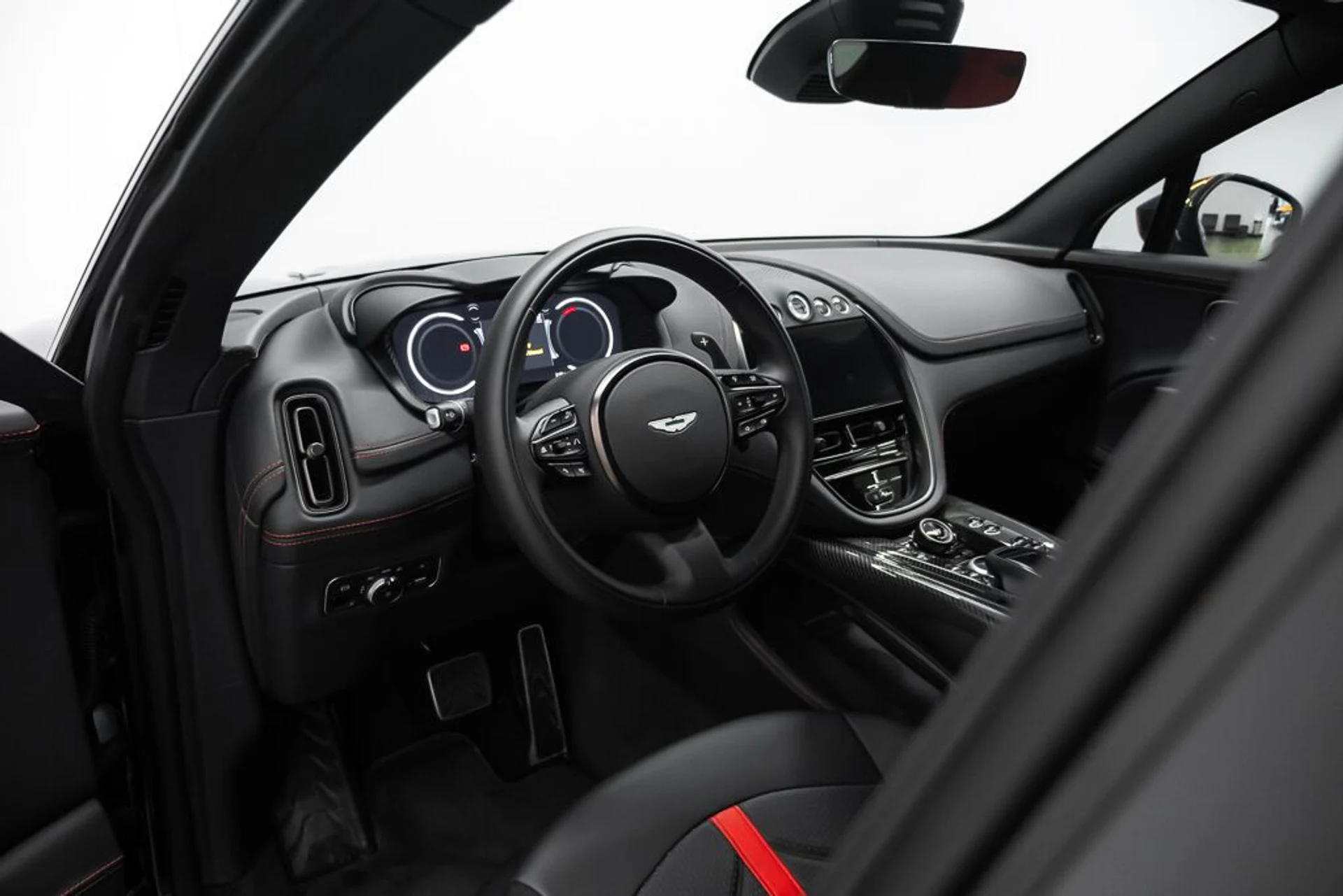 mph019_2388119192_aston_martin_dbx_2023_jpg_v_1754355020_a623b96697