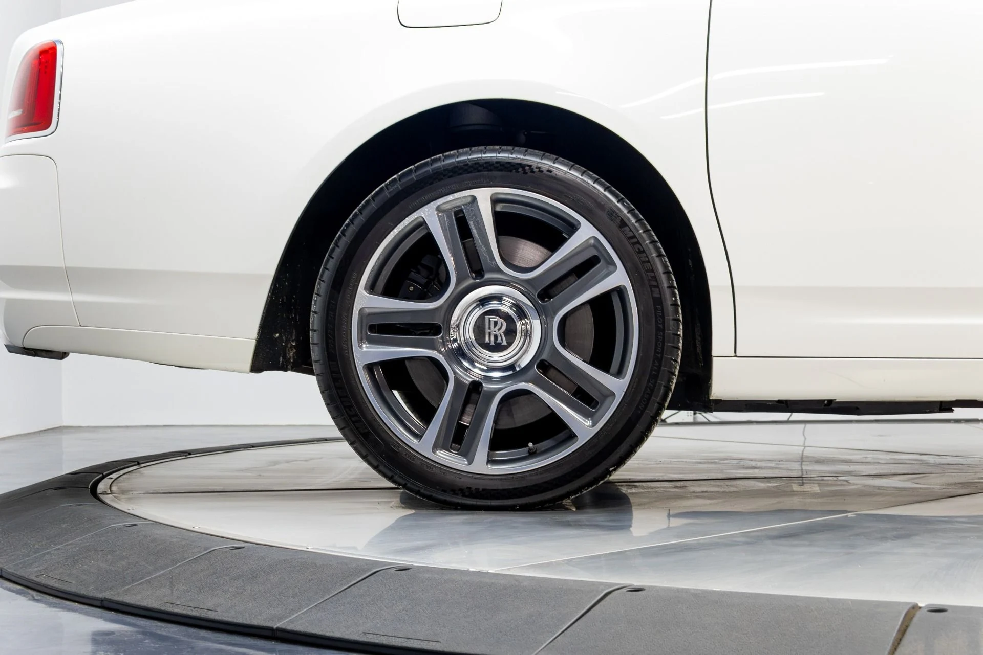 mph019_2397606534_Used_2017_Rolls_Royce_Ghost_1774888920_90346ae39d