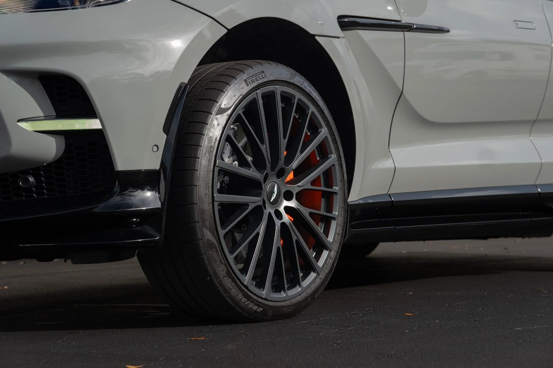 mph019_2401854952_Used_2023_Aston_Martin_DBX_707_1756441558_f9f9180834