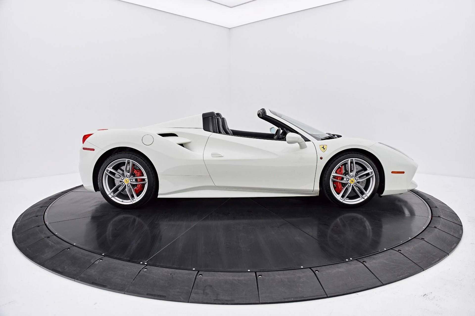 mph019_2402914519_Used_2018_Ferrari_488_Spider_Base_1787888168_c9fb42cd28