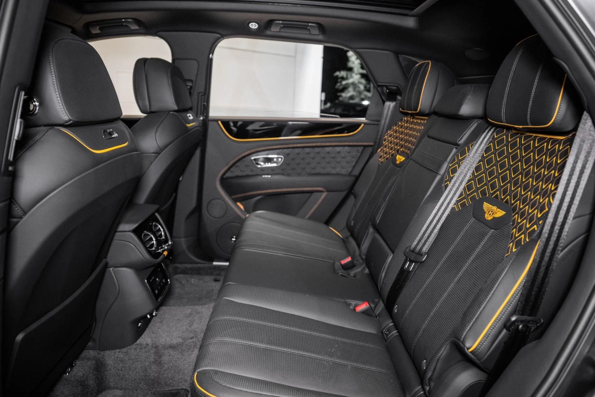 mph019_2405548510_Used_2024_Bentley_Bentayga_Azure_V8_1758720540_2deb9d2bee