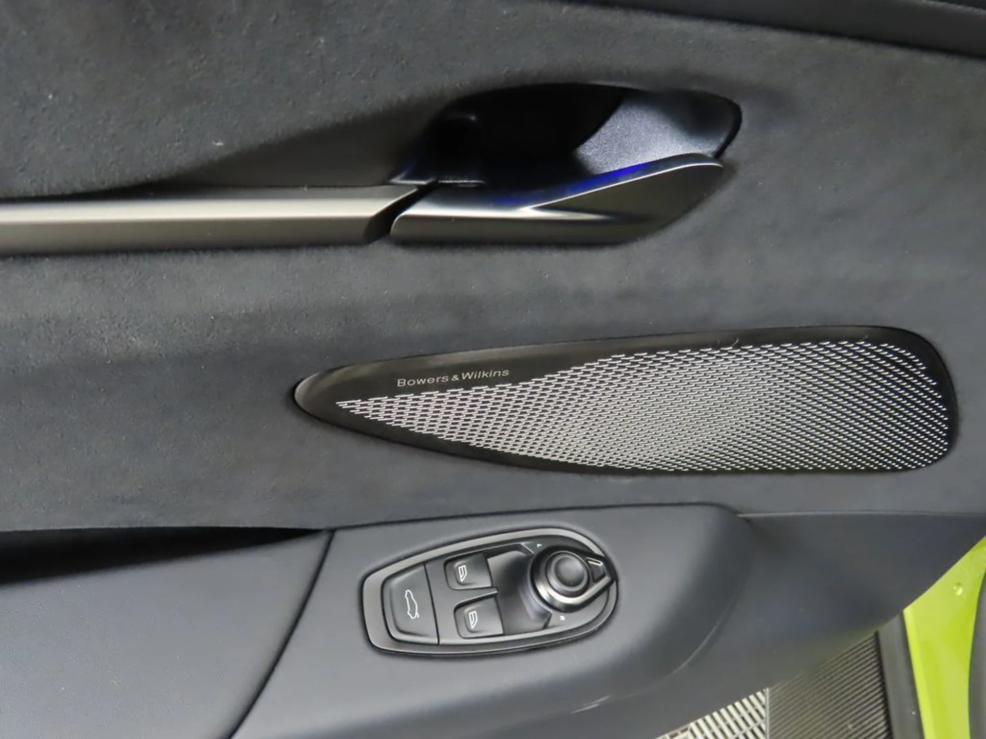 mph019_2414808080_used_2025_aston_martin_vantage_coupe_8119_22966347_20_1024_e388a03bac