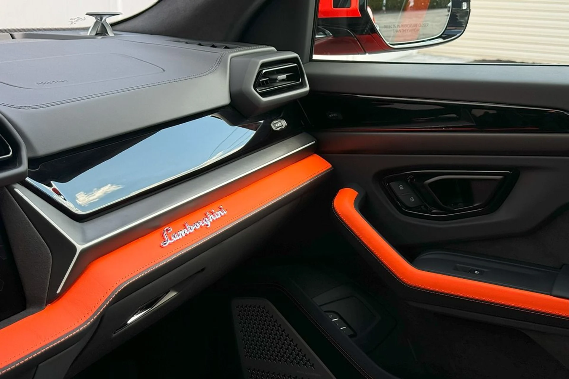 mph019_245700796_Used_2025_Lamborghini_Urus_SE_1764804777_314dfaa4a1