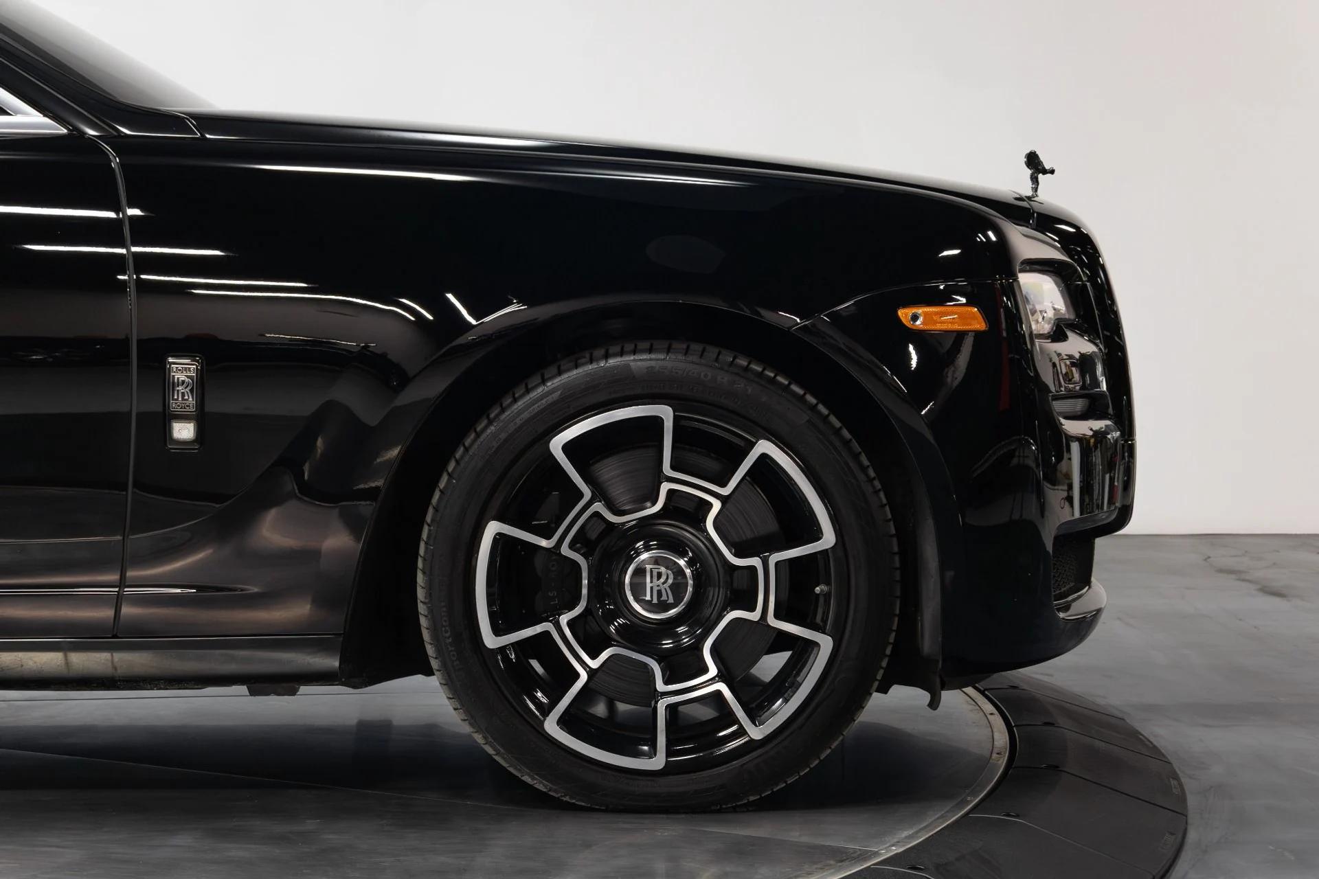 mph019_2506228550_Used_2017_Rolls_Royce_Ghost_Black_Badge_1764012368_44d1a96988