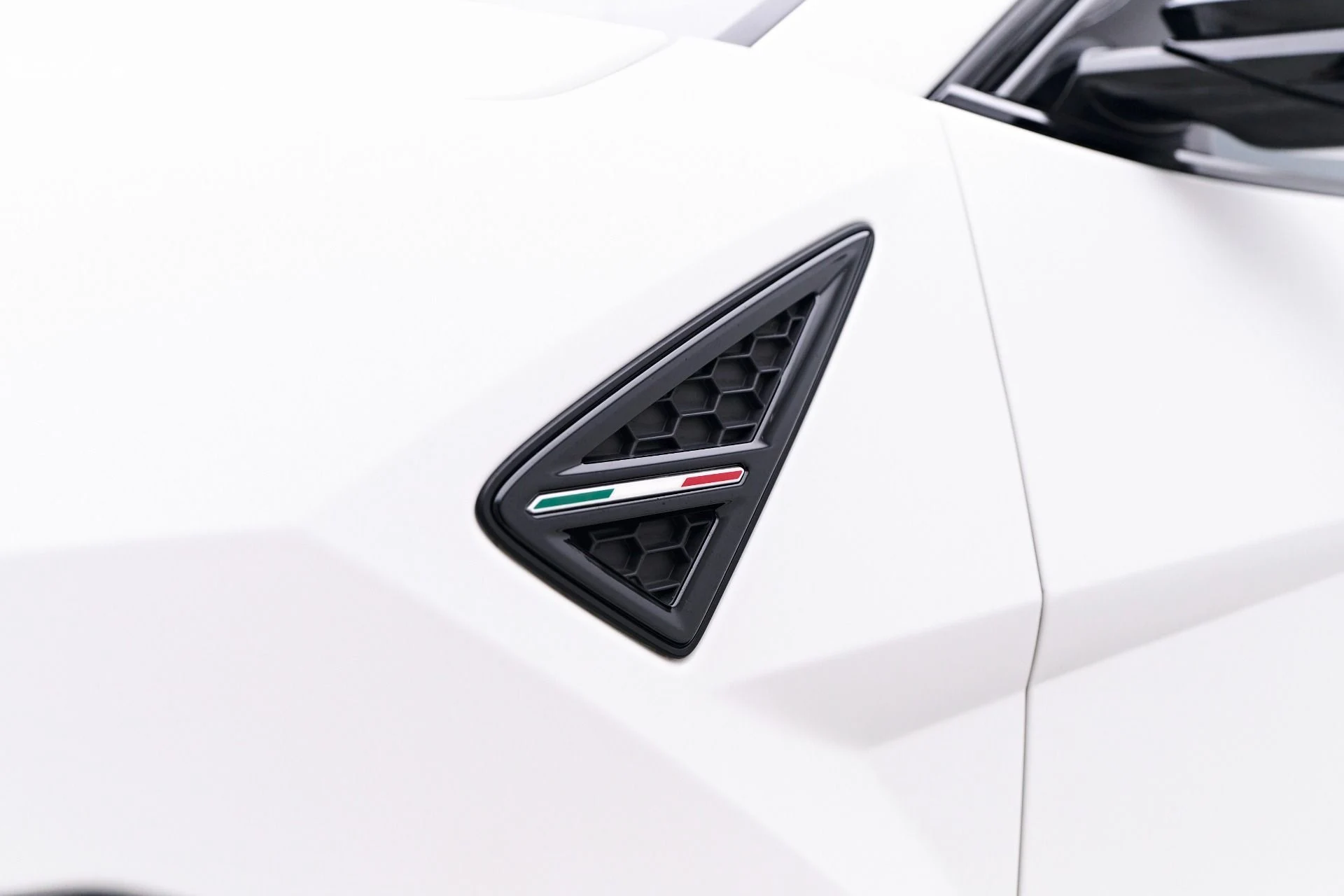 mph019_2516136220_Used_2024_Lamborghini_Urus_S_1751401874_cc4706155c