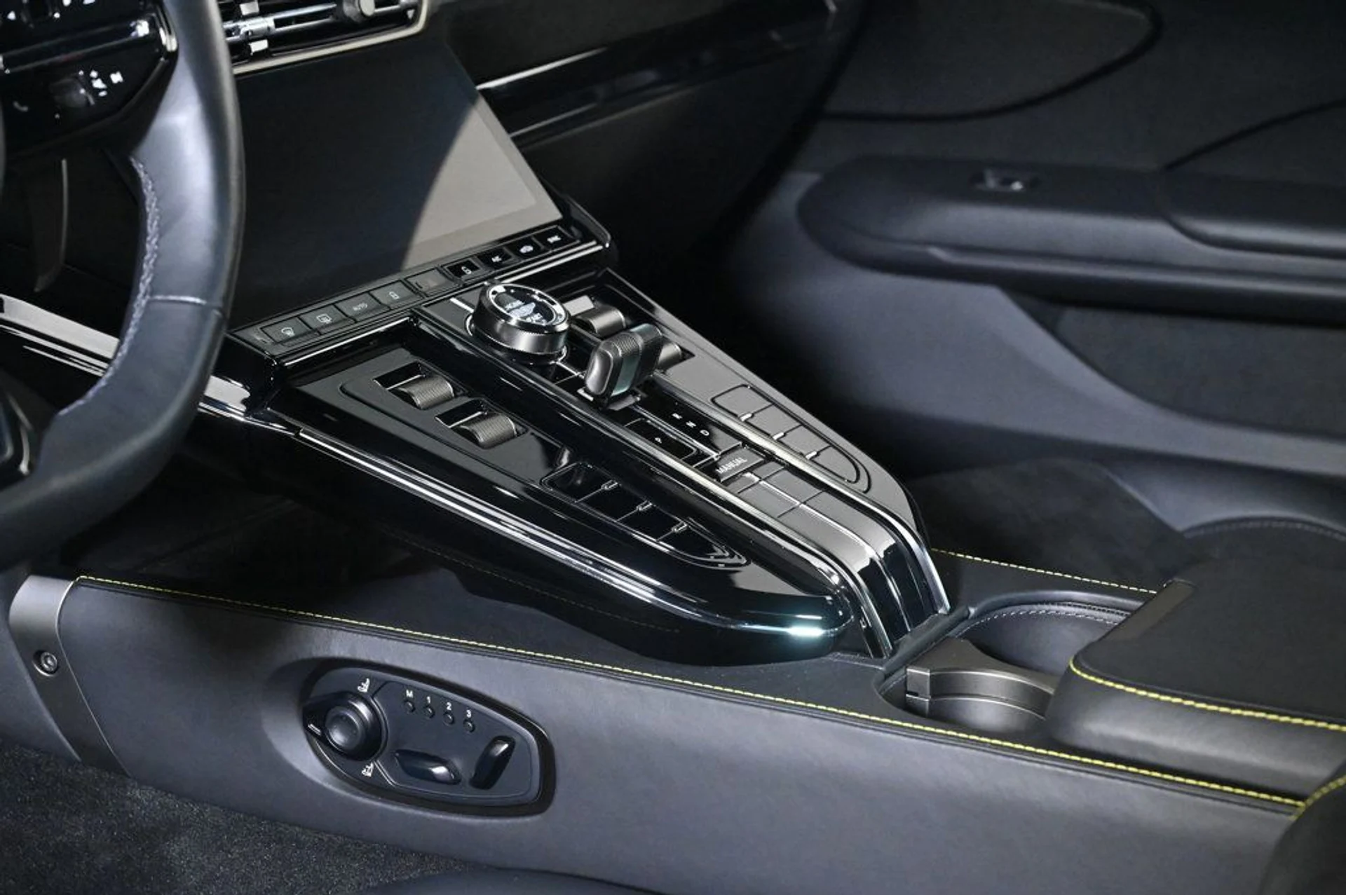 mph019_2537909504_used_2025_aston_martin_vantage_base_11350_22975138_19_1024_93859f44ab