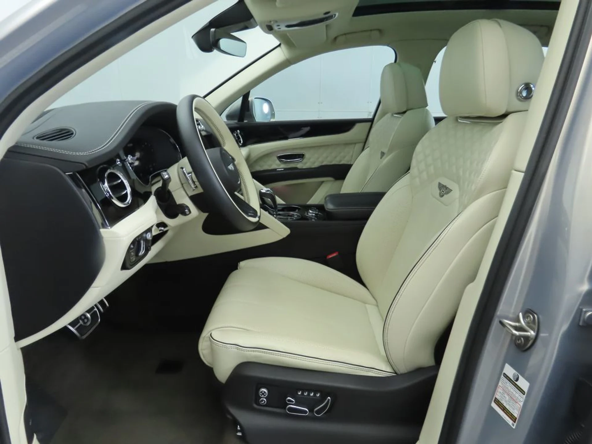 mph019_2557476511_used_2022_bentley_bentayga_v8awd_8119_22936219_20_1024_94aa8a888d