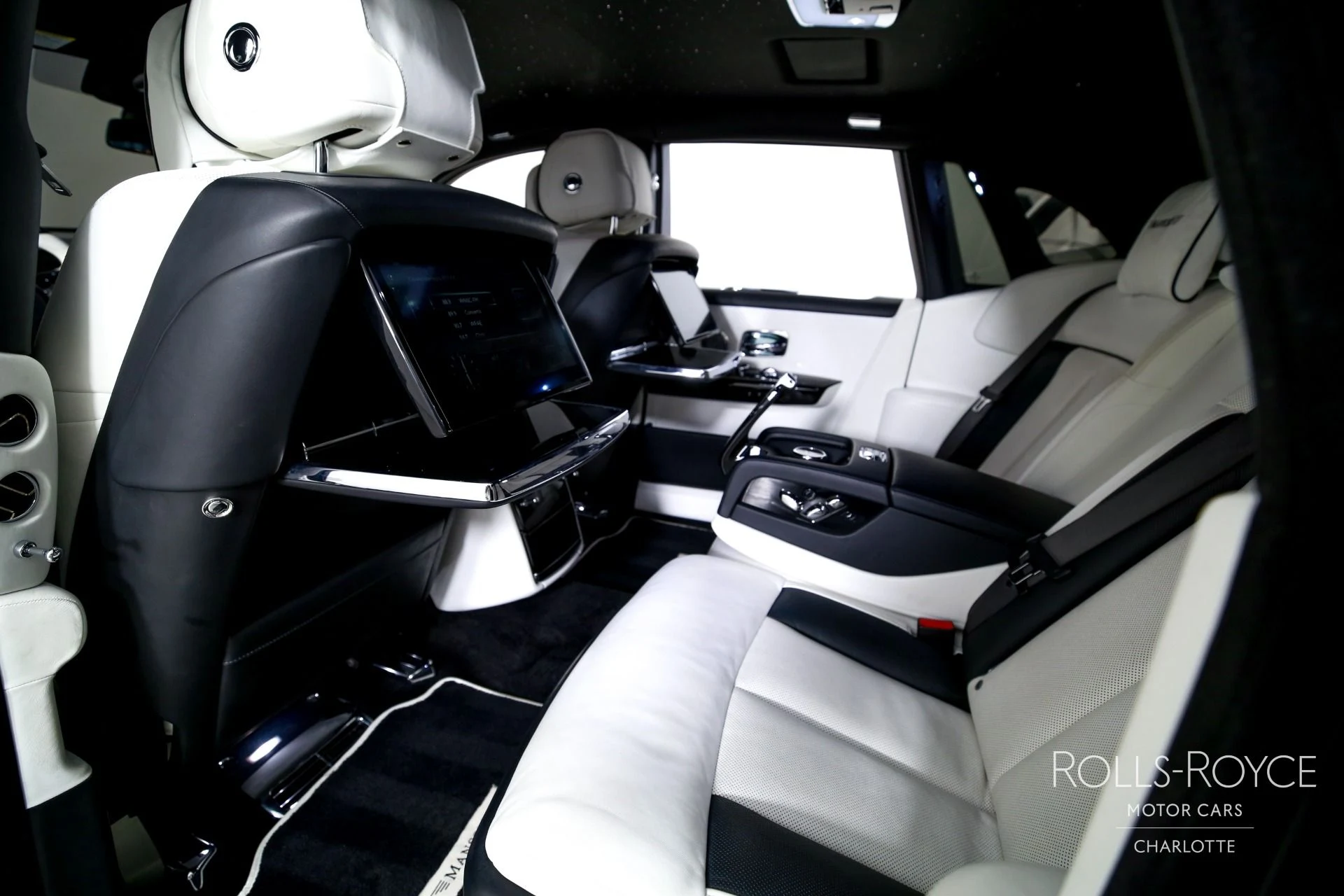 mph019_2567536951_Used_2018_Rolls_Royce_Phantom_1776373846_ac6af29780