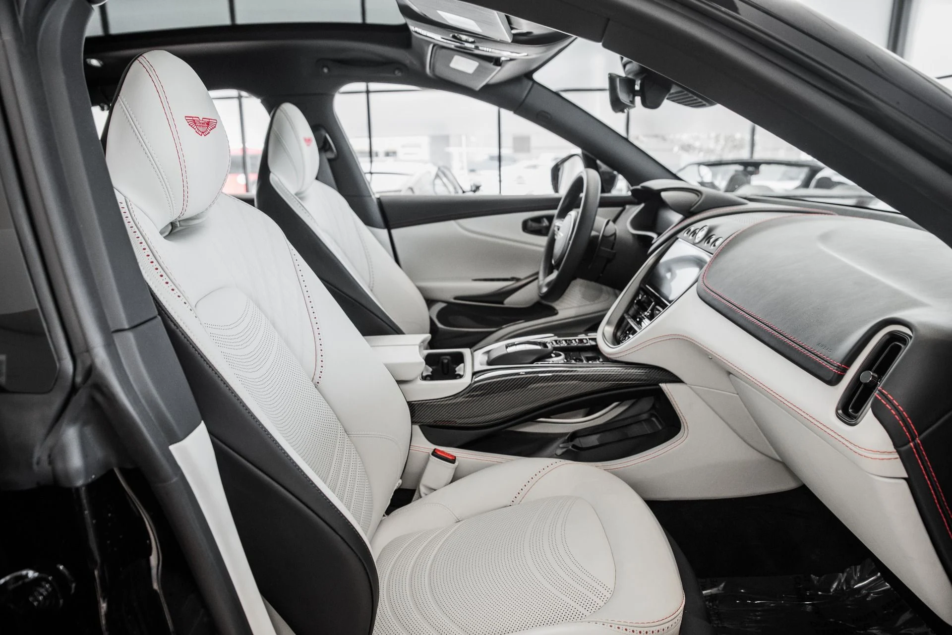 mph019_2577799134_Used_2022_Aston_Martin_DBX_550_1675796960_908dd1c825