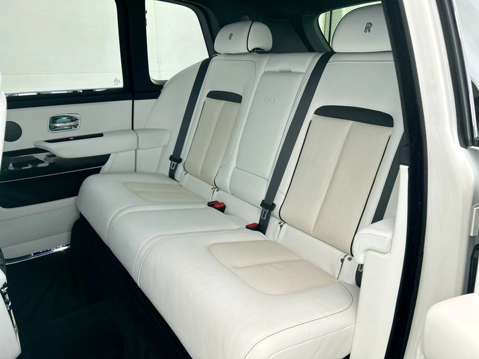 mph019_2594990885_used_2021_rolls_royce_cullinan_sportutility_8119_23020576_20_1024_fe3e67c6f5