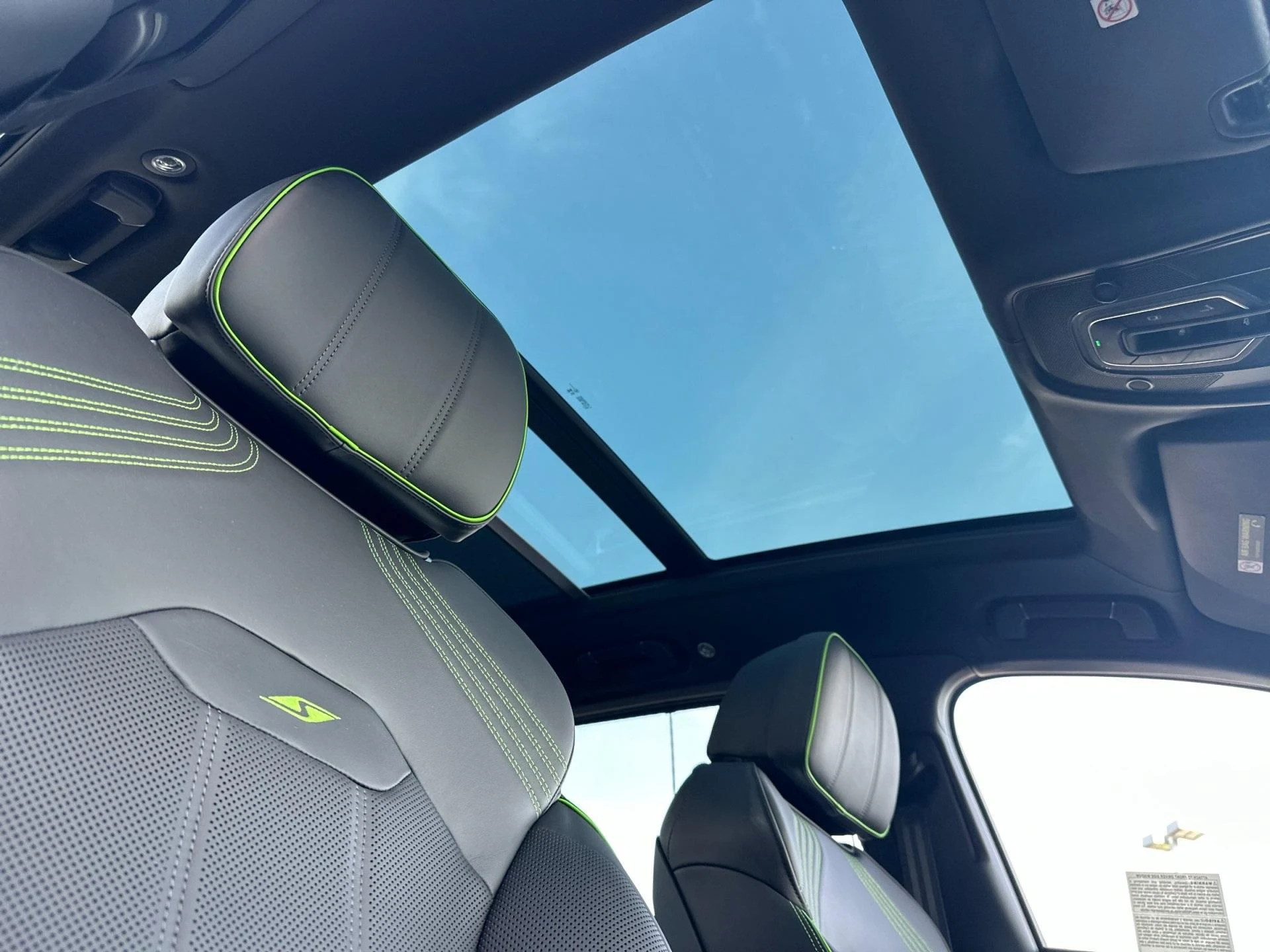 mph019_2601550545_New_2025_Bentley_Bentayga_V8_1760604177_20165ba353