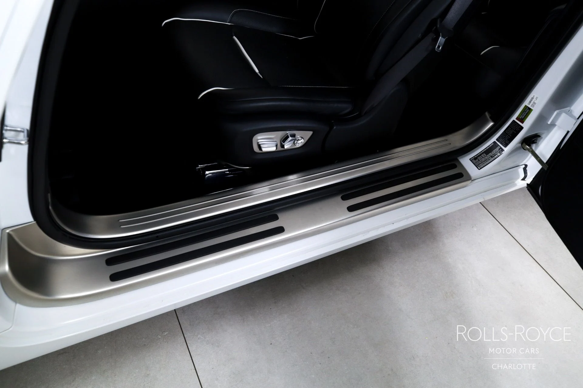mph019_2603439320_Used_2018_Rolls_Royce_Dawn_1750953521_cd0a943977