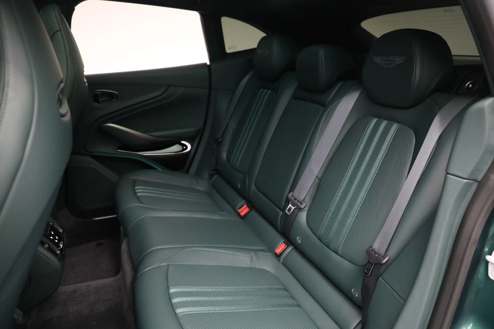 mph019_2611796443_New_2025_Aston_Martin_DBX_707_0260fddf6a