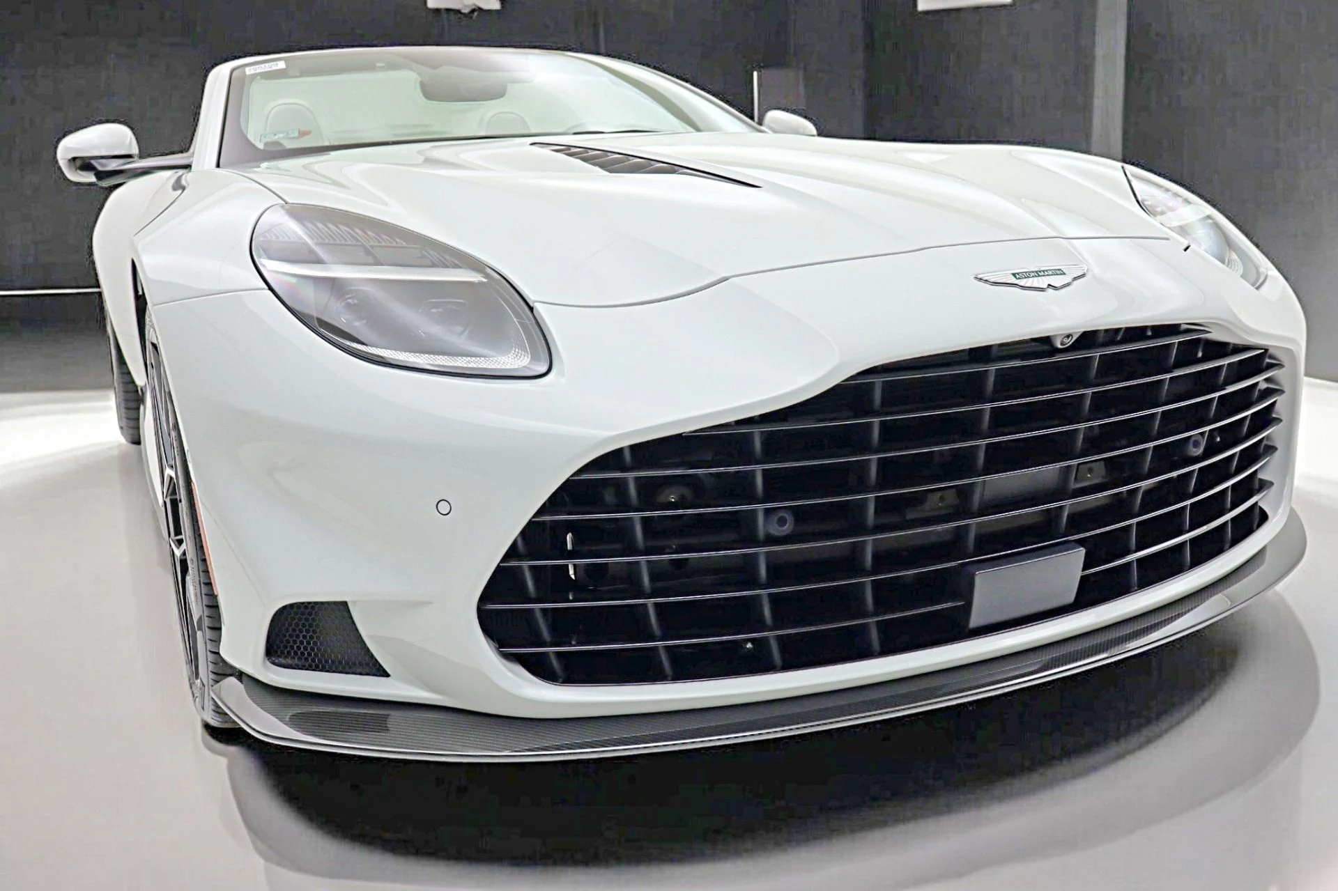 mph019_2634389489_New_2026_Aston_Martin_Vanquish_Volante_c1e47a3034