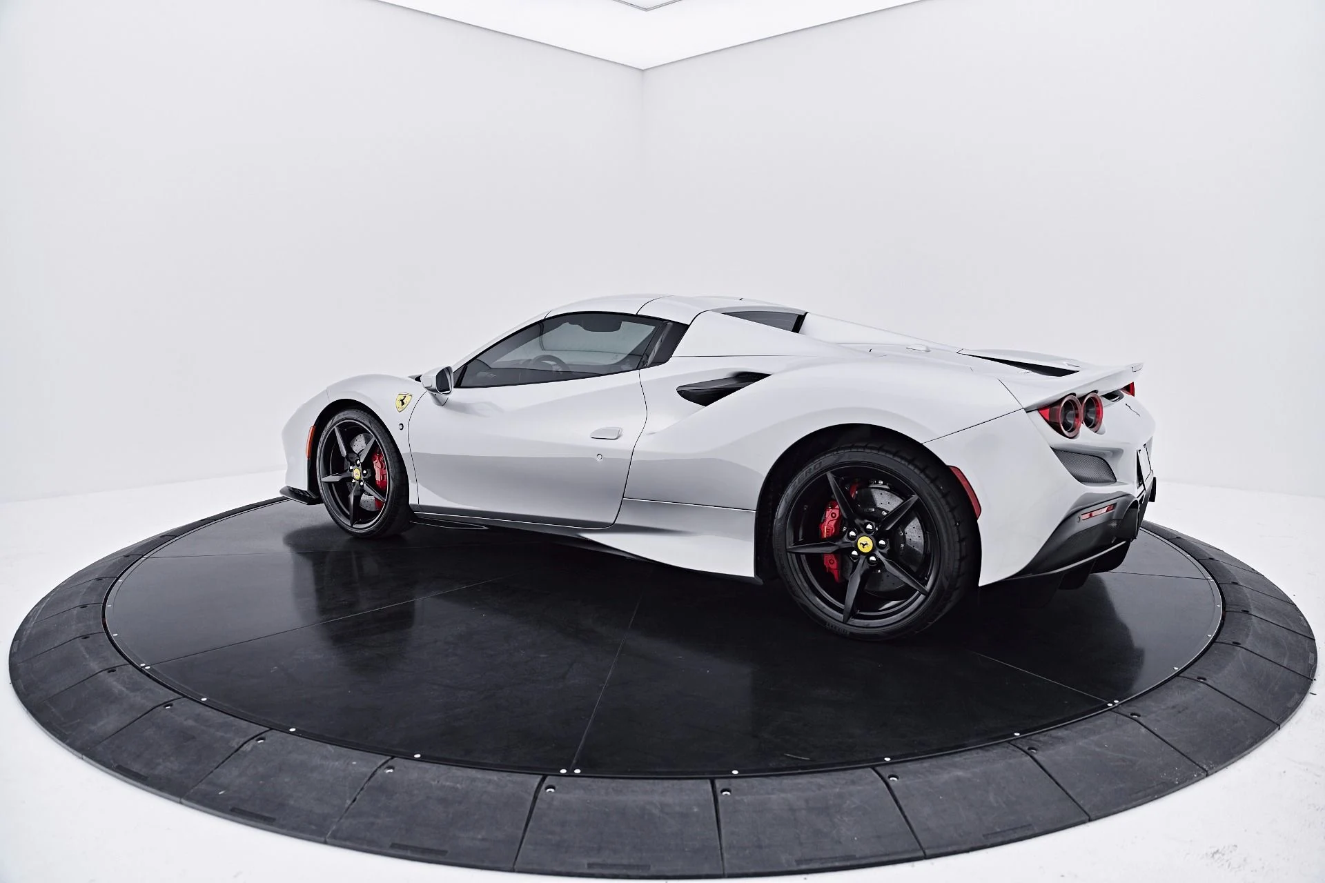 mph019_2652760029_Used_2022_Ferrari_F8_Spider_Base_1785538777_0032dd45a3
