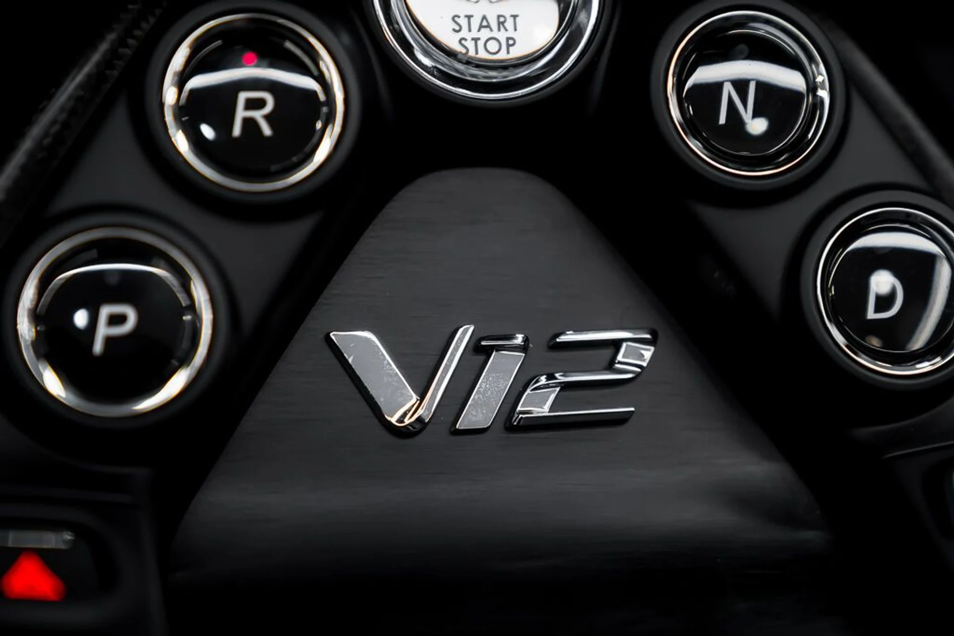 mph019_2674462741_aston_martin_vantage_2023_jpg_v_1758918548_b7146d9a23