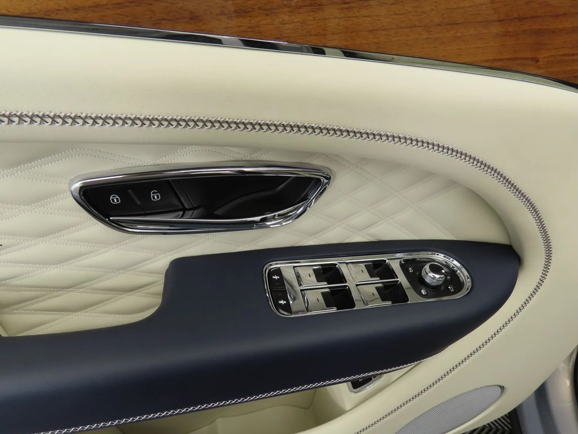 mph019_2732149412_new_2025_bentley_bentayga_ewb_v8awd_8119_22908718_20_1024_fb9ca2a751