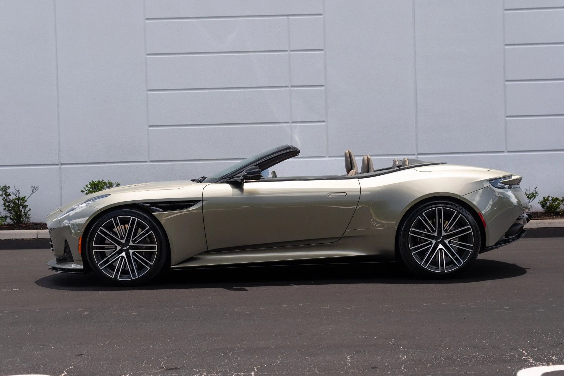 mph019_2733030314_Used_2024_Aston_Martin_DB_12_Volante_1777693541_7aee3a017d