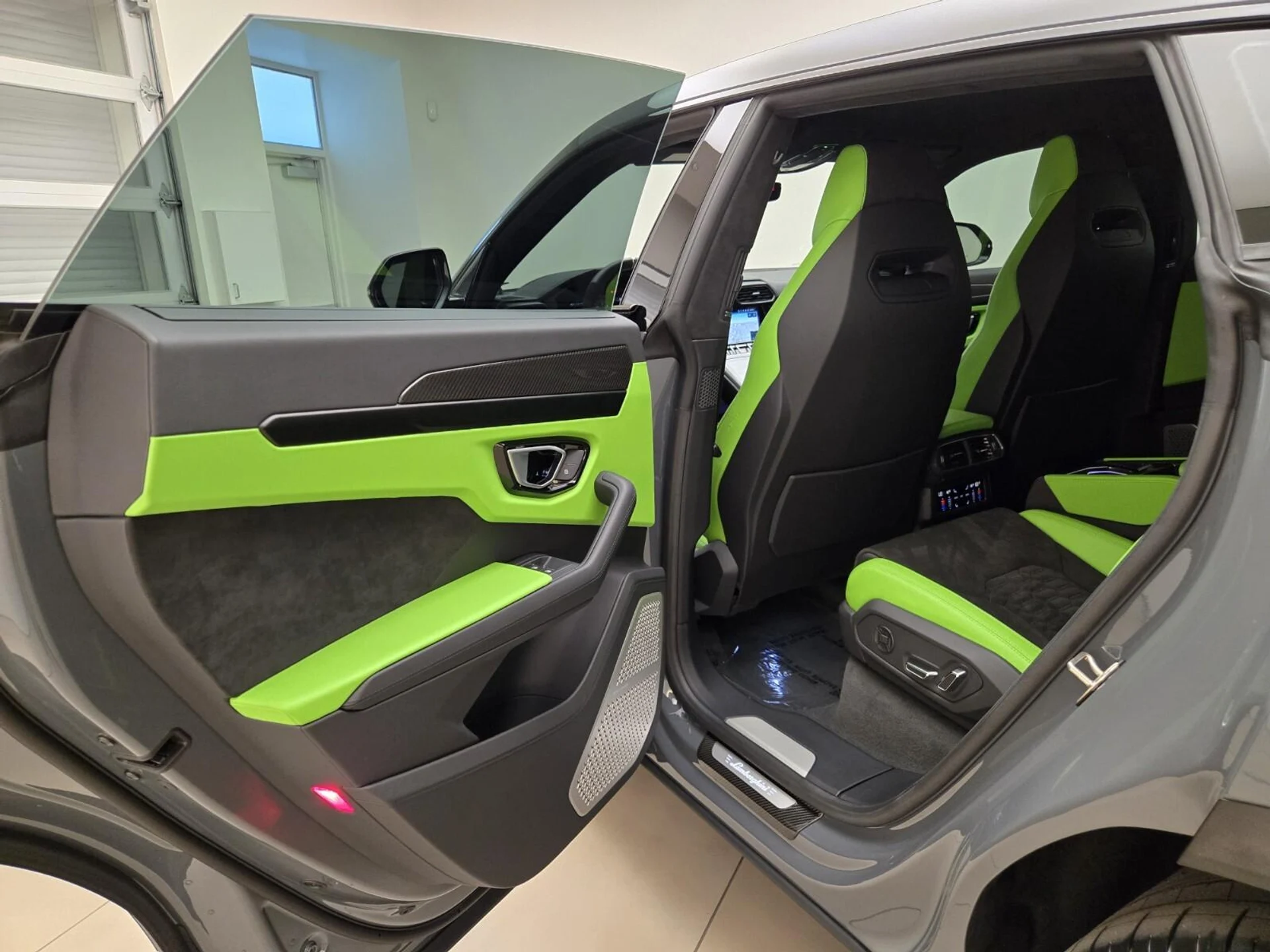 mph019_2735410005_Used_2022_Lamborghini_Urus_1785561911_5a3997dc53
