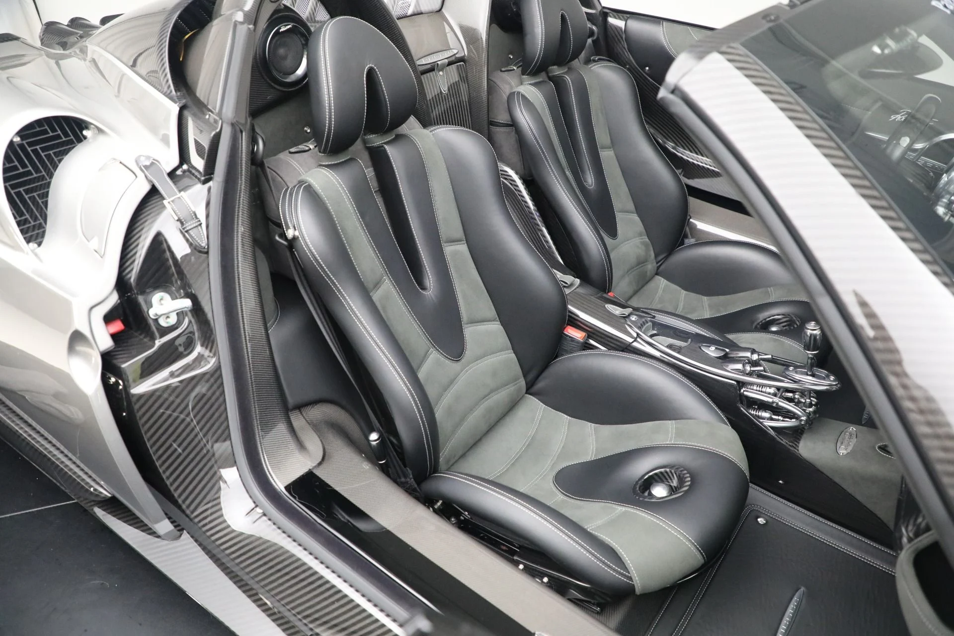 mph019_2741872056_Used_2017_Pagani_Huayra_Roadster_1769208152_5d53c1a159