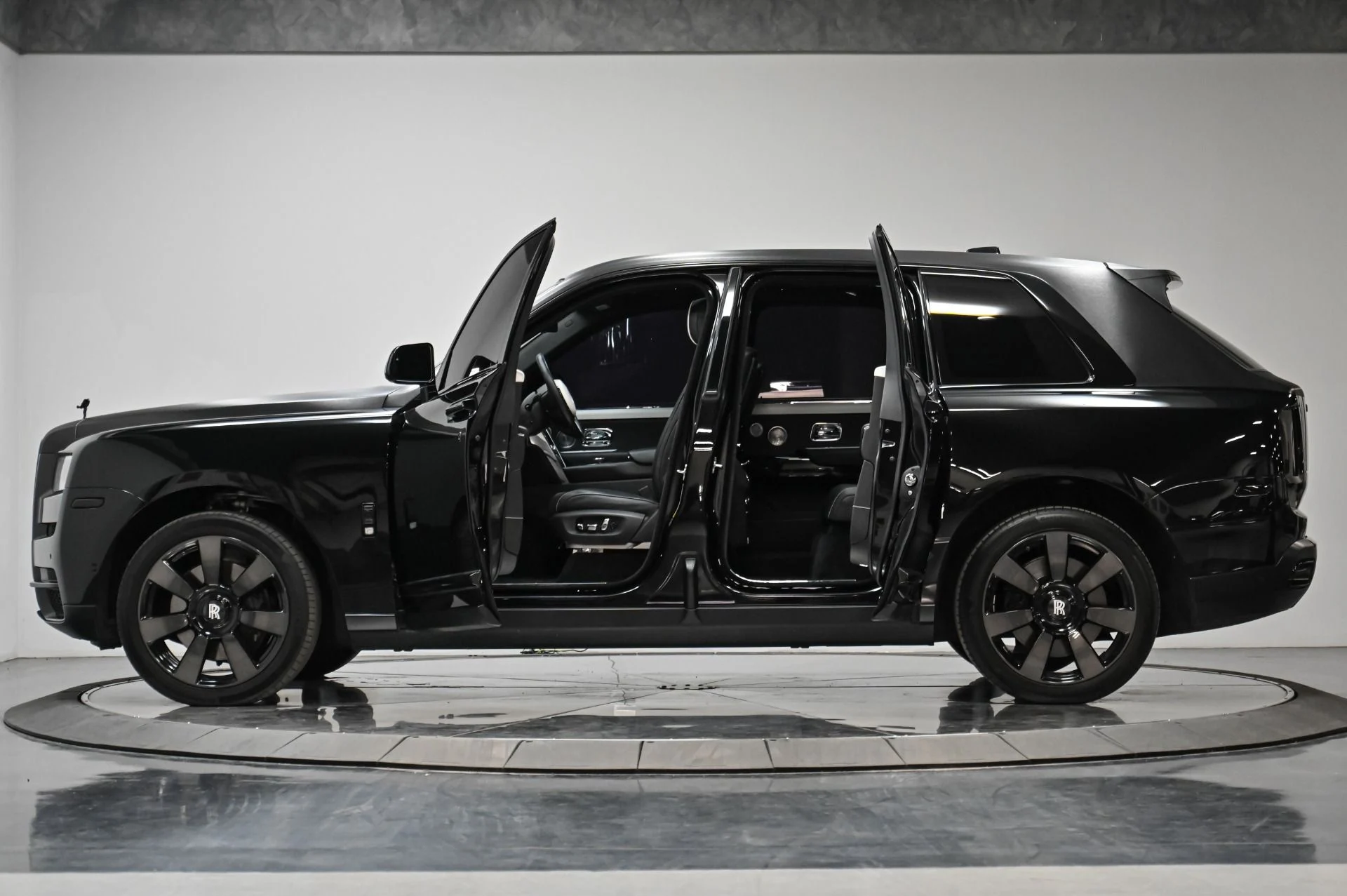 mph019_2750738816_Used_2019_Rolls_Royce_Cullinan_Base_1753916871_8f832bf574